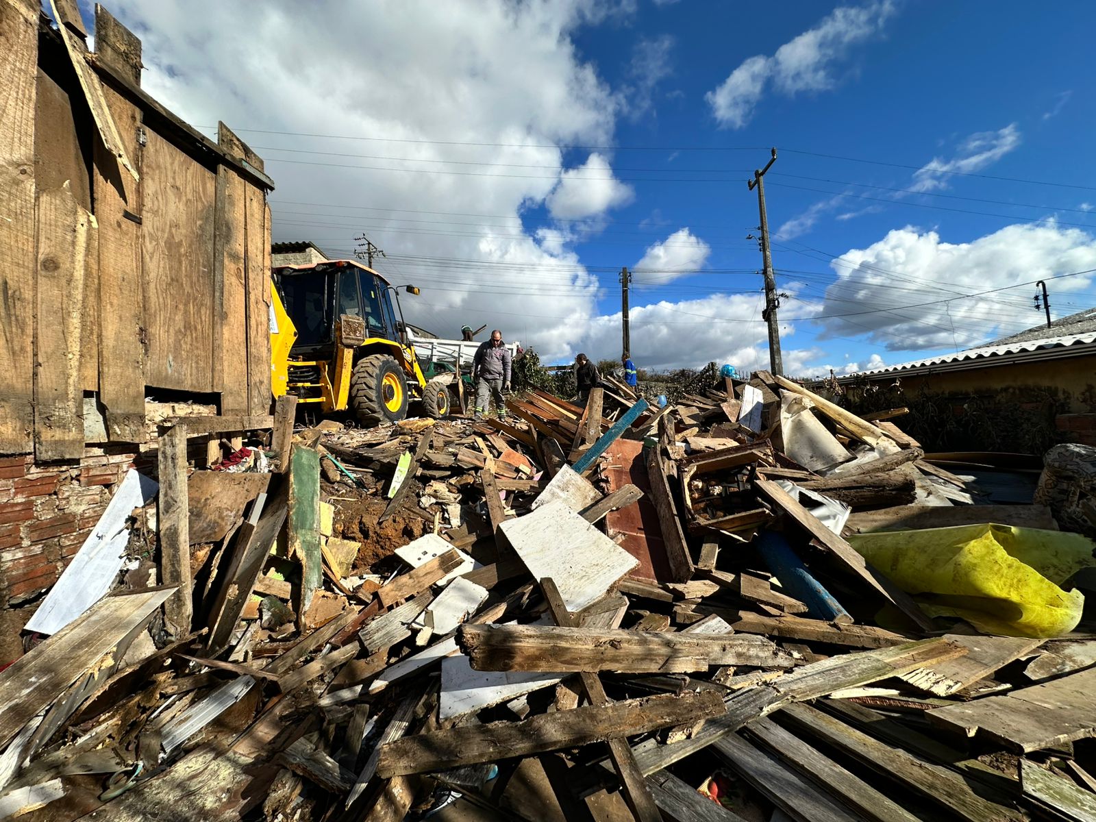 Prefeitura de Lages Casa destruída pelos ventos no bairro Santa Mônica será reconstruída com apoio da Prefeitura de Lages