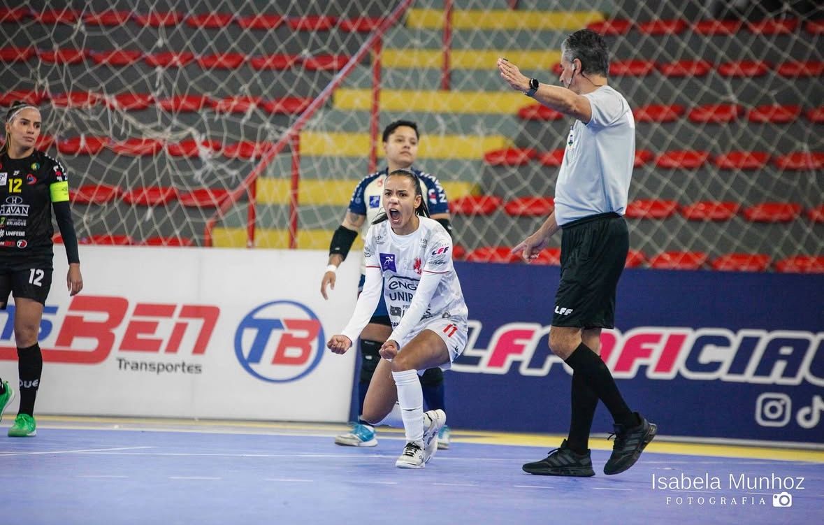 Prefeitura de Lages Leoas da Serra vence Barateiro em clássico catarinense pela Liga Feminina de Futsal