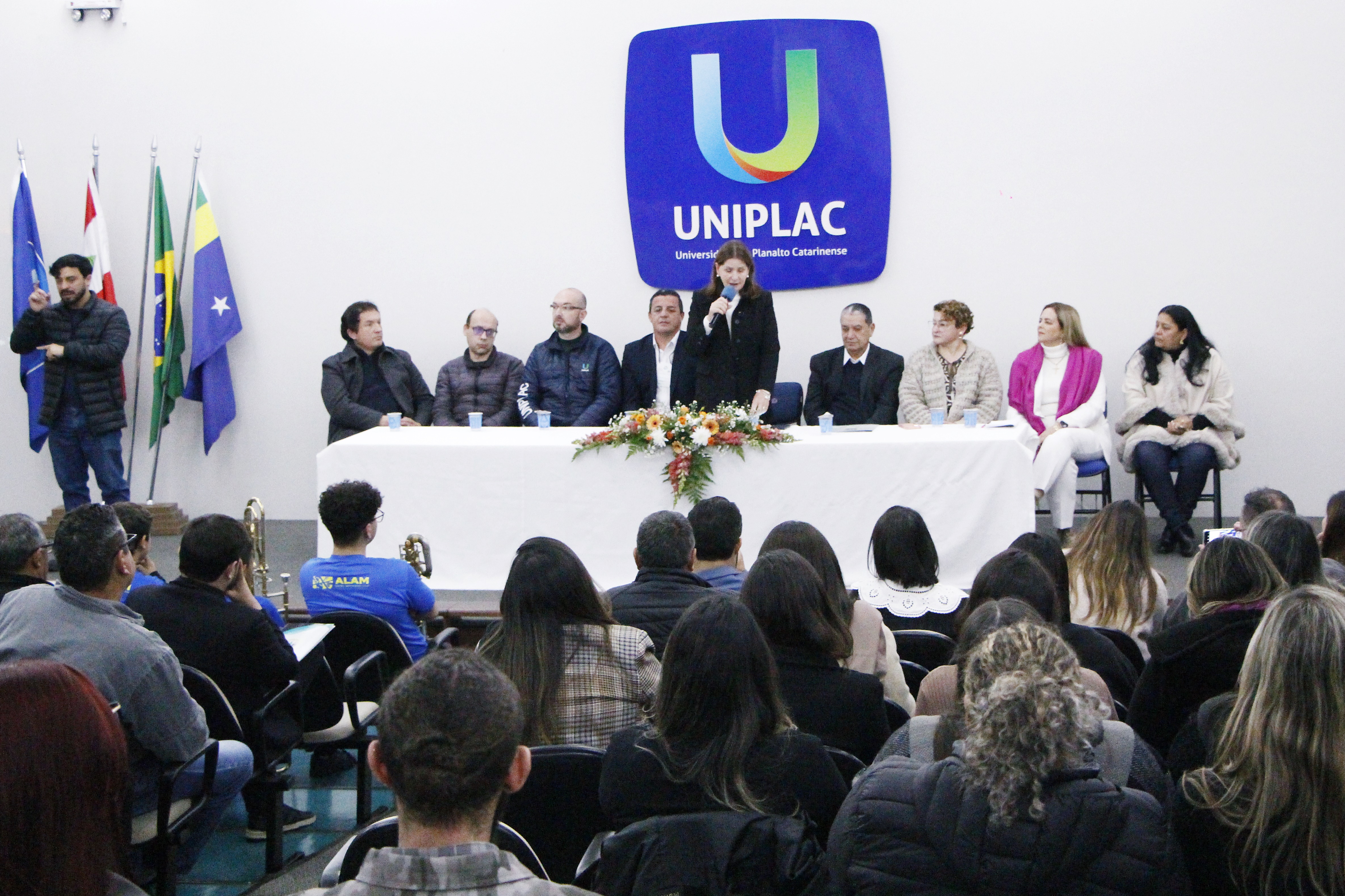 Prefeitura de Lages Primeiro dia da 14ª Conferência Municipal de Assistência Social reúne autoridades na mesa de abertura e apresentação da ALAM