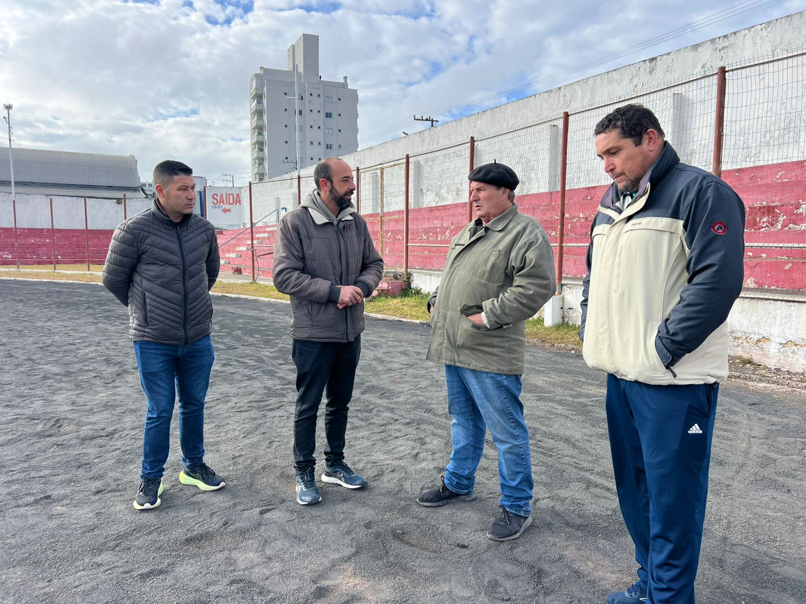 Prefeitura de Lages Pista de atletismo do Estádio Vidal Ramos Júnior recebe visita técnica visando o Parajasc e as atividades físicas da população no local