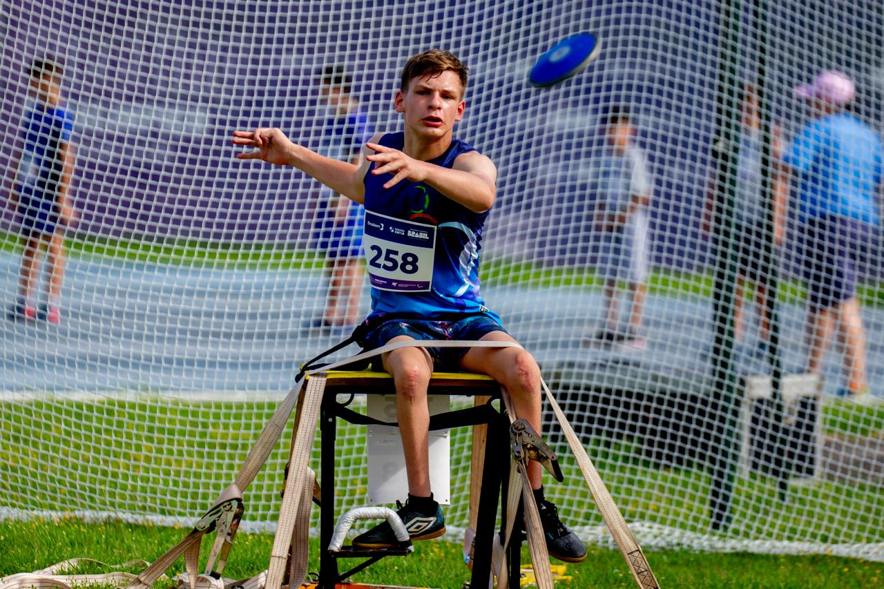 Prefeitura de Lages Orgulho Lageano ❤️- Lucas, o garoto de ouro reluzente, a pedra preciosa de sorriso fácil desponta no esporte e brilha com uma mente cheia de sonhos