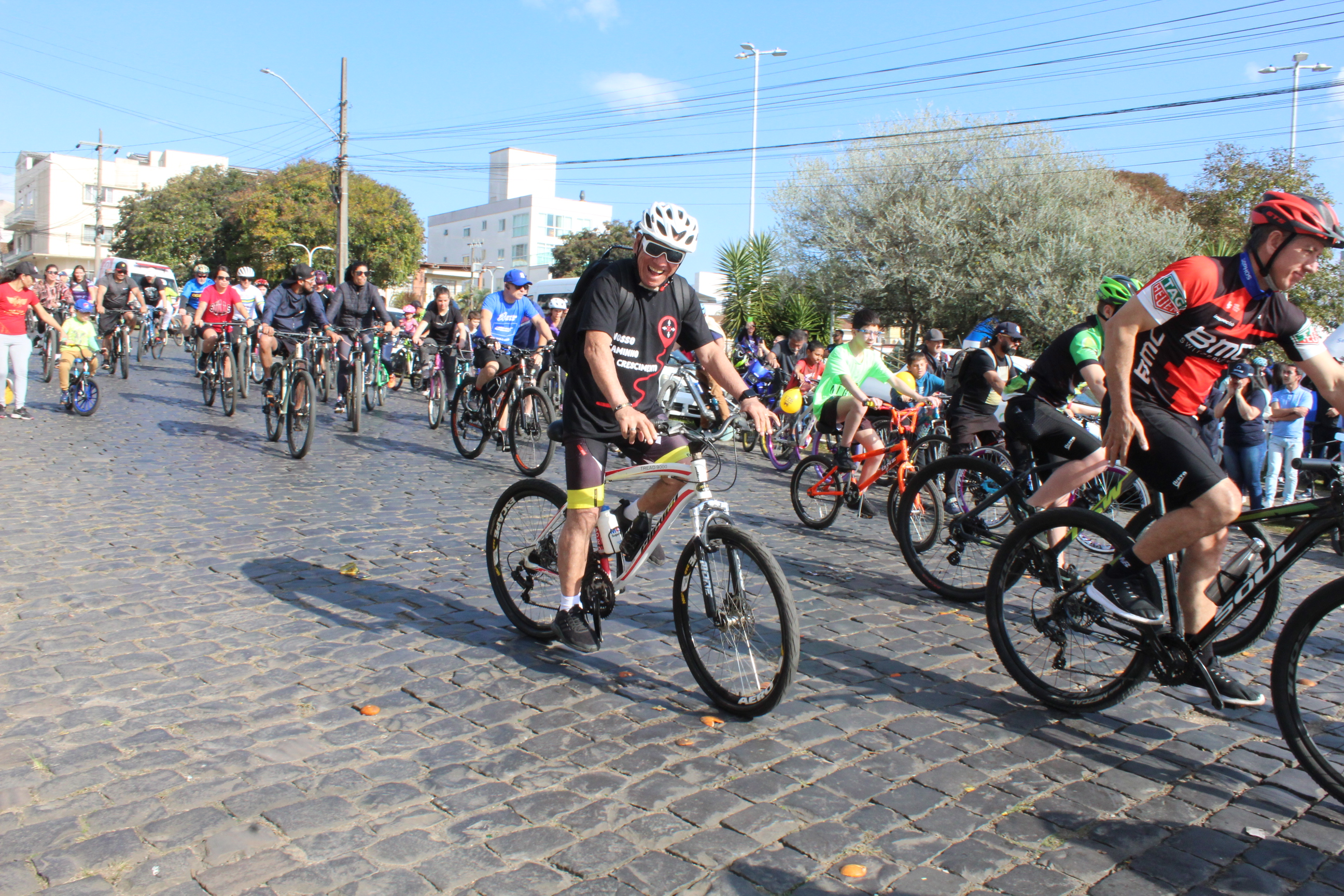 Prefeitura de Lages Pedalando com a Saúde: Domingo de Sol reúne mais de 150 ciclistas na Praça Joca Neves
