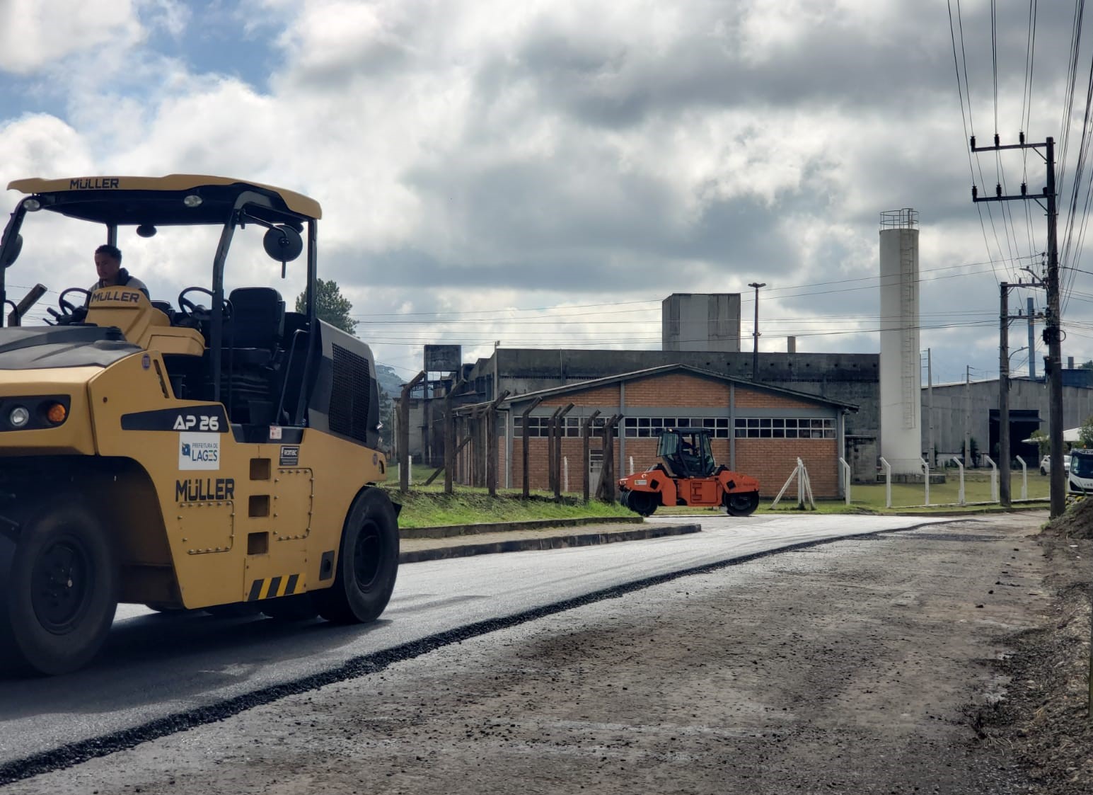 Prefeitura de Lages Pacote de obras: Avança recuperação asfáltica de três áreas industriais de Lages