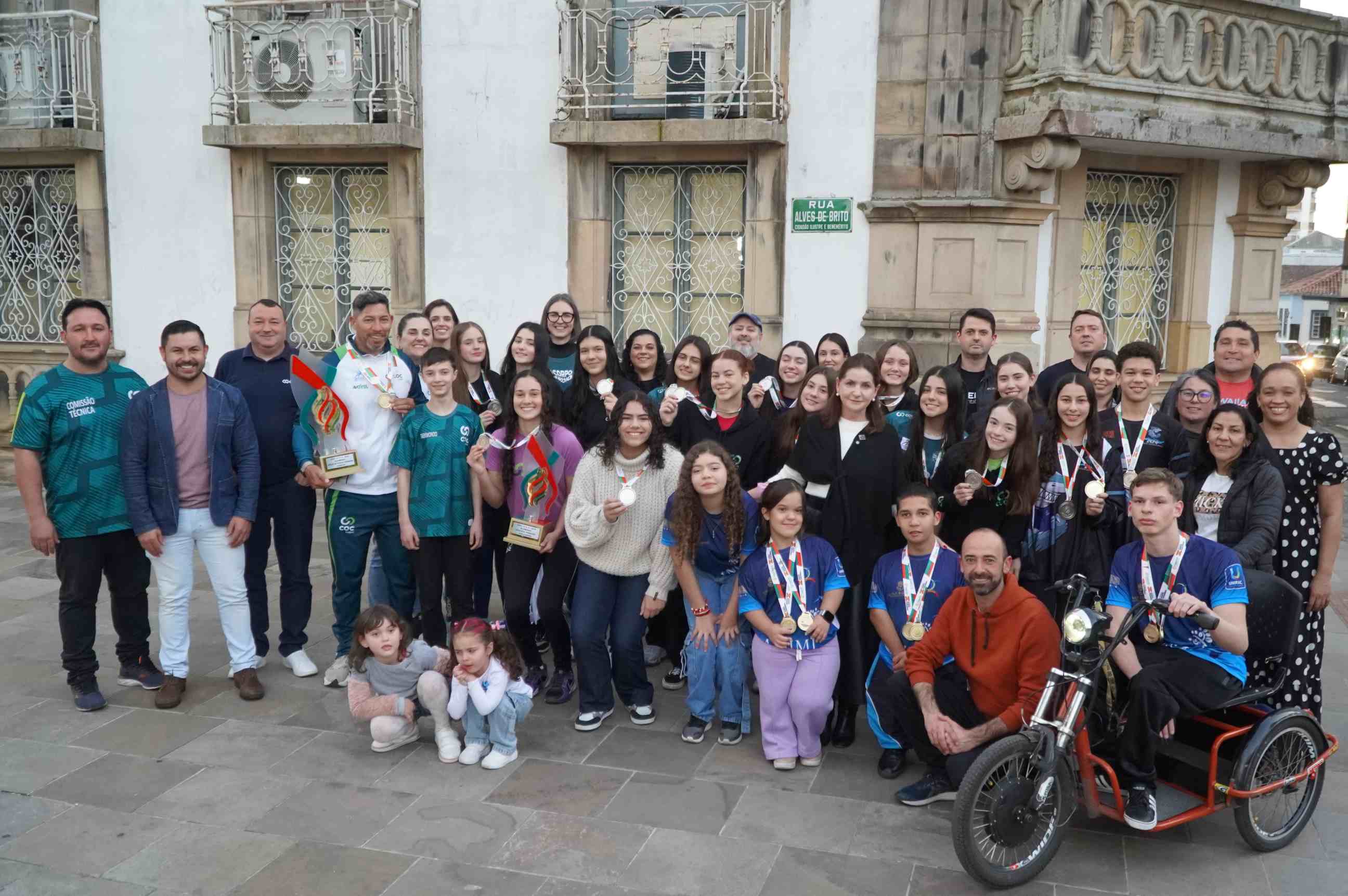 Prefeitura de Lages Atletas lageanos medalhistas nos Jesc e Parajesc são recepcionados na Prefeitura