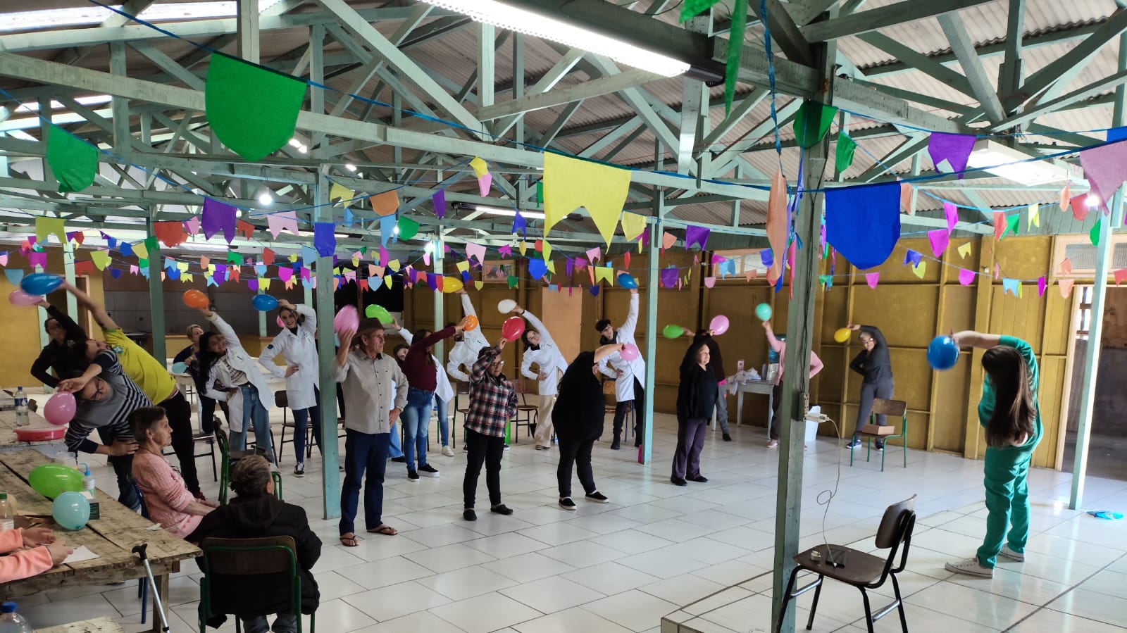 Prefeitura de Lages Meninos e meninas experientes cuidam da saúde e se divertem em encontro do Grupo Viva Bem no clima de Festa de São João no bairro Santa Mônica   