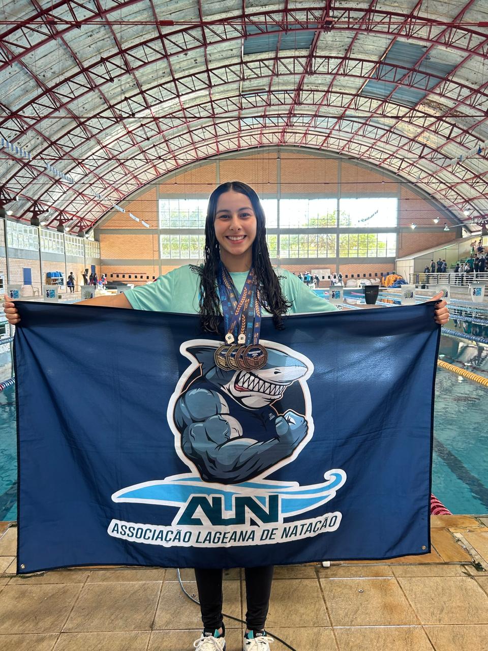 Prefeitura de Lages Nadadora lageana bate dois recordes e conquista ouro no catarinense de inverno