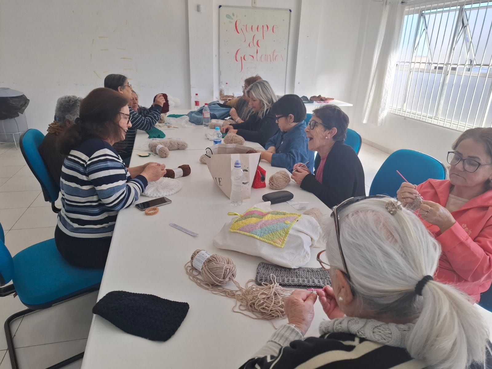 Prefeitura de Lages Vamos tricotar? Mulheres têm uma tarde divertida e de descontração durante aula de artesanato transformada em festa de aniversário de 93 anos da dona Lourdes