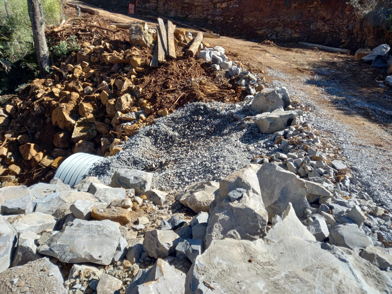 Prefeitura de Lages Obras de segunda ponte, em Morrinhos, prosseguem até final de semana