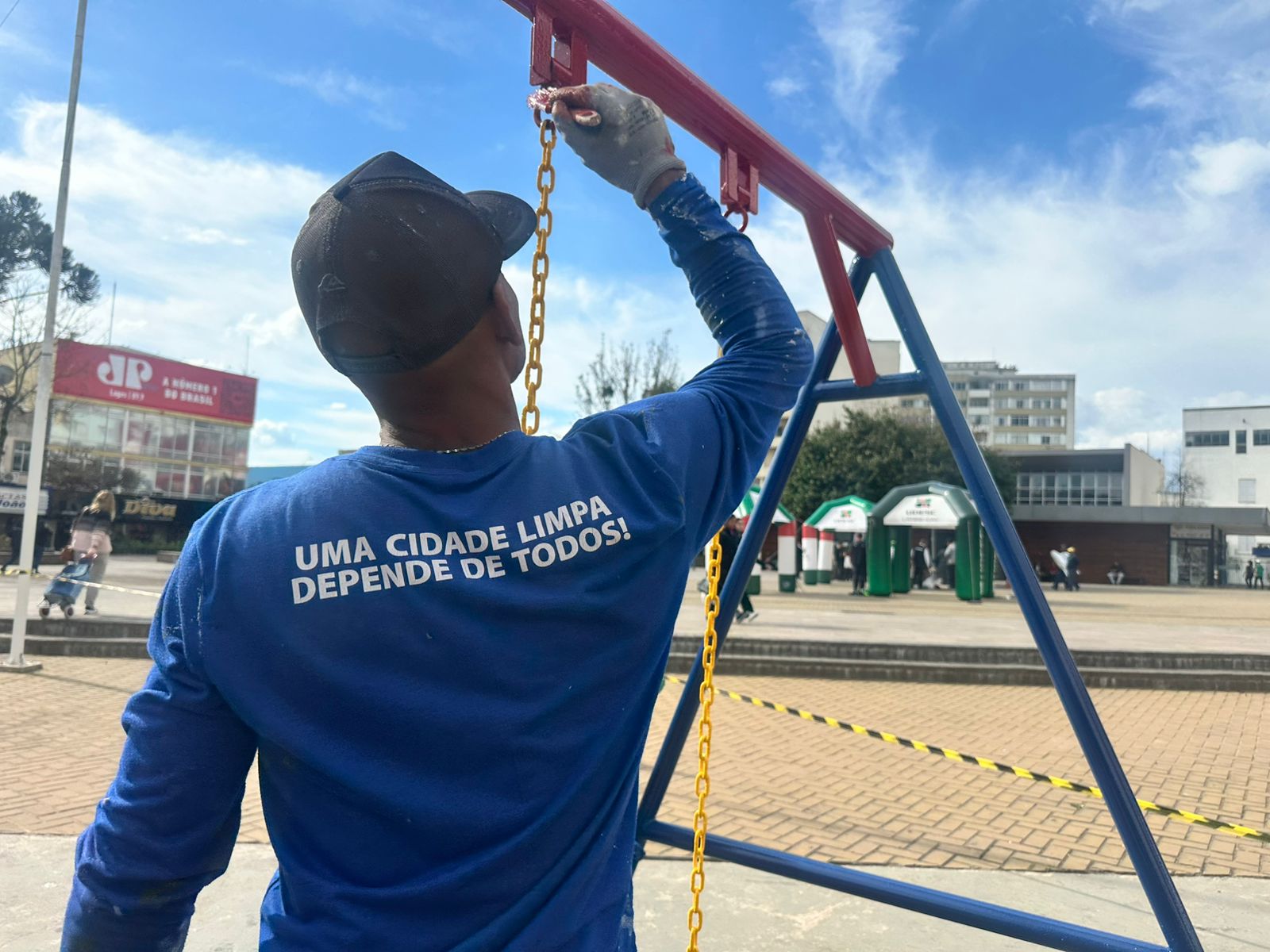 Prefeitura de Lages Revitalização do parquinho da Praça João Costa entra na fase final de melhorias