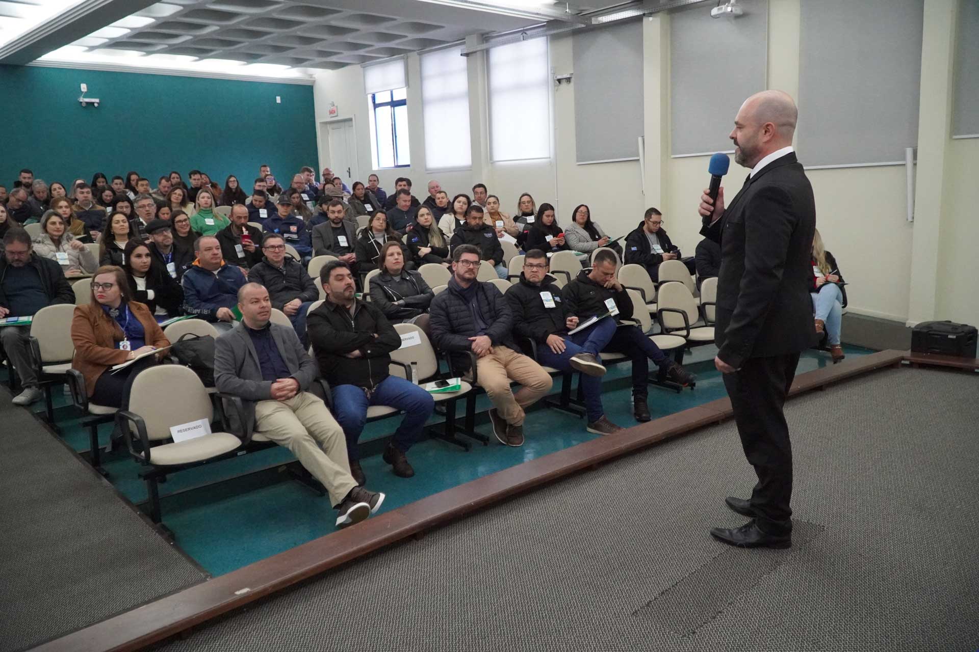 Prefeitura de Lages Com 200 profissionais da esfera municipal inscritos, começa em Lages o Conecta Gestão - Seminário sobre Controle Interno e Externo, Licitação e Contratos e Responsabilidade dos Agentes com evidência à transparência e qualidade de serviços 