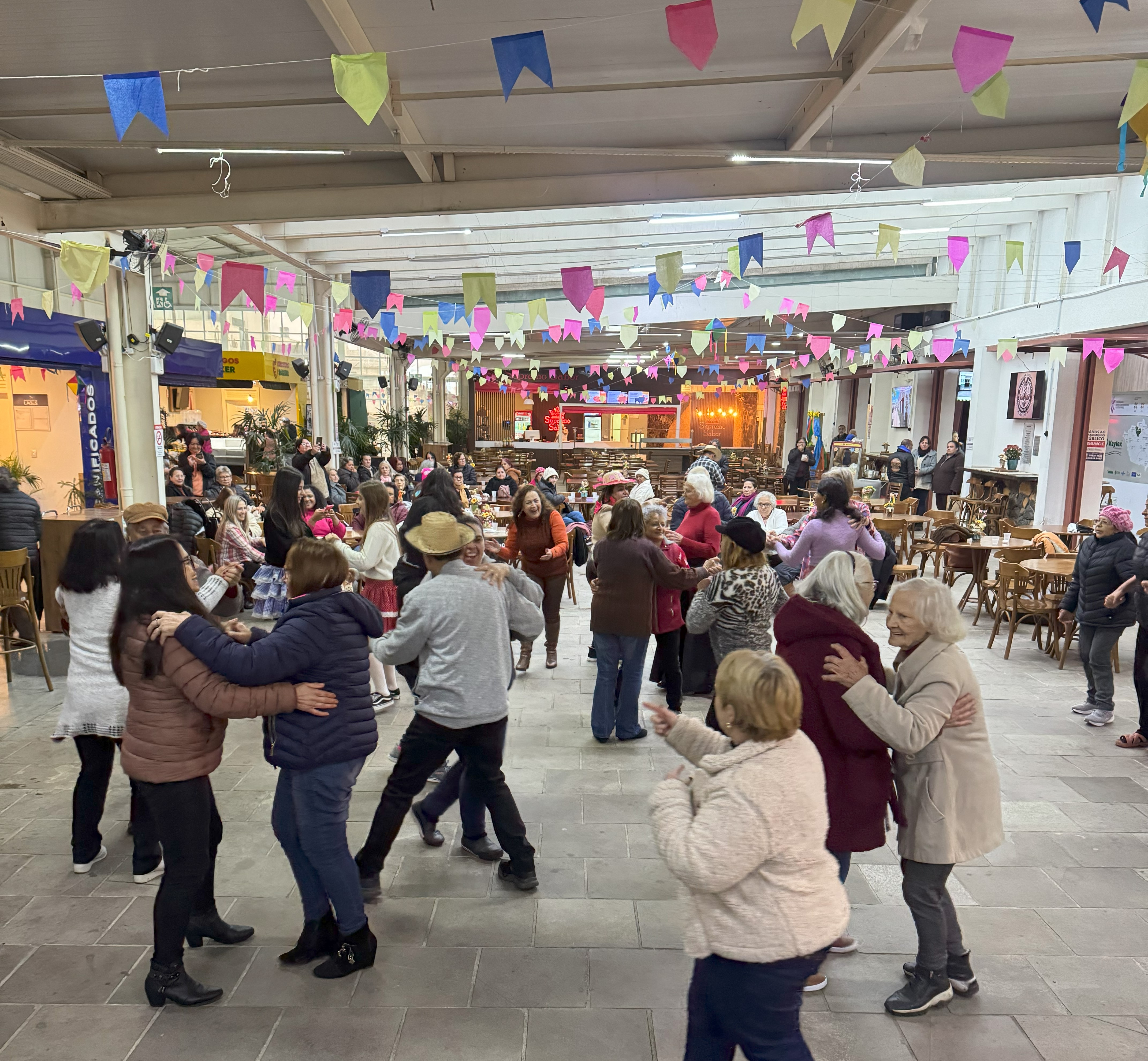 Prefeitura de Lages Festa de São João reúne idosos do Programa Conviver no Mercado Público