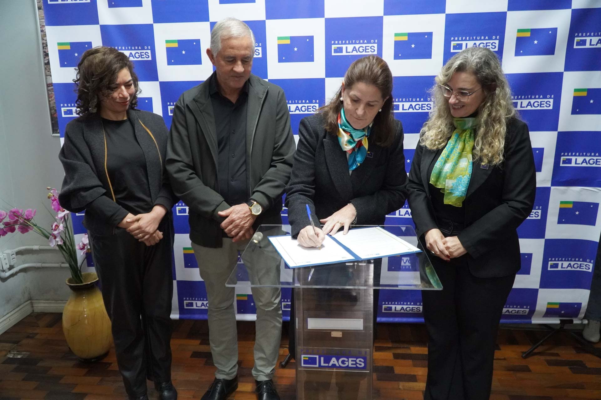 Prefeitura de Lages Prefeita Carmen Zanotto sanciona alteração na Lei que dispõe sobre campanhas educativas contra a violência à mulher e acrescenta as crianças e pessoas idosas