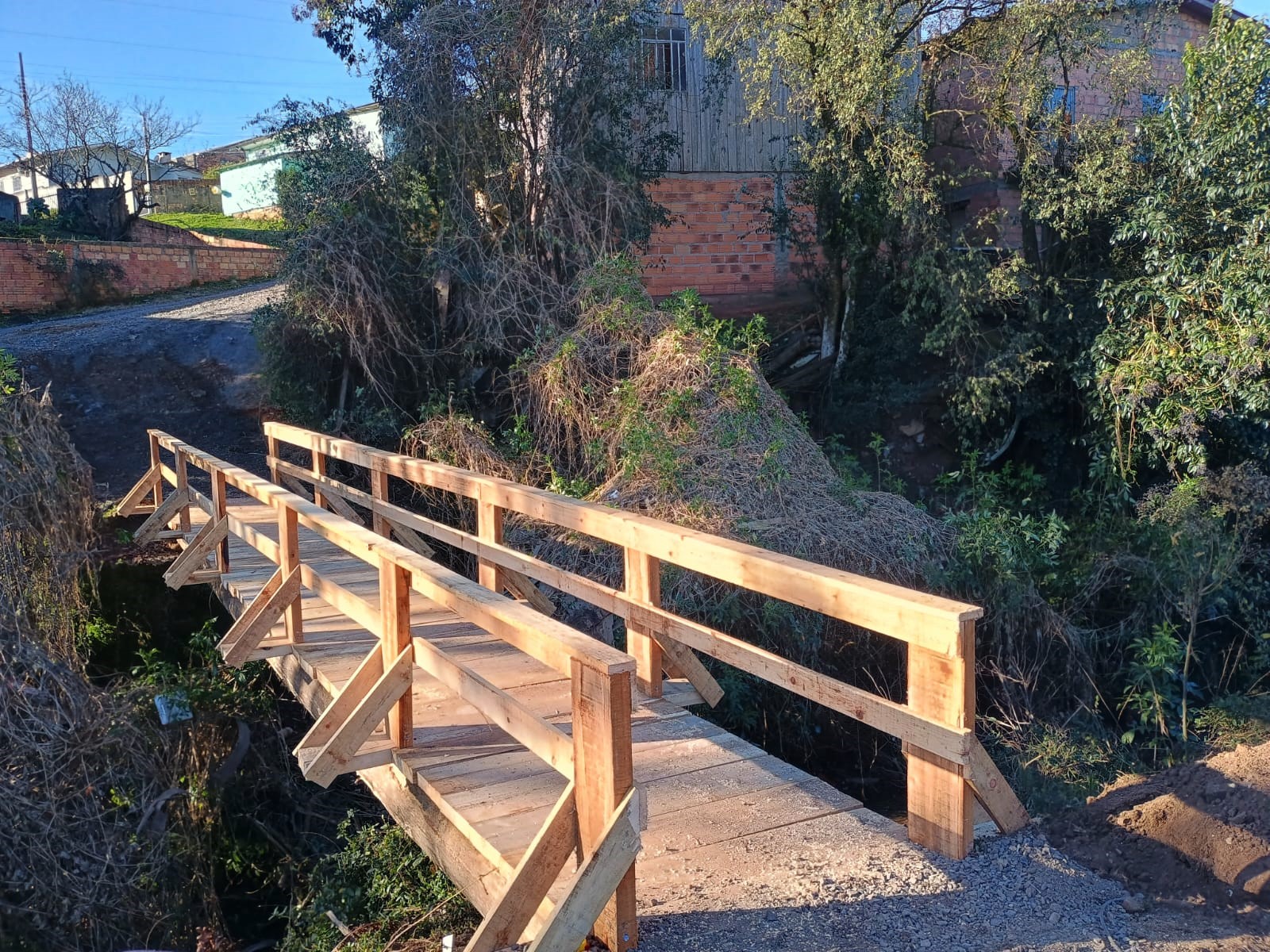 Prefeitura de Lages Com comunidade atendida no bairro Araucária, mais uma passarela de pedestres é entregue pela Prefeitura