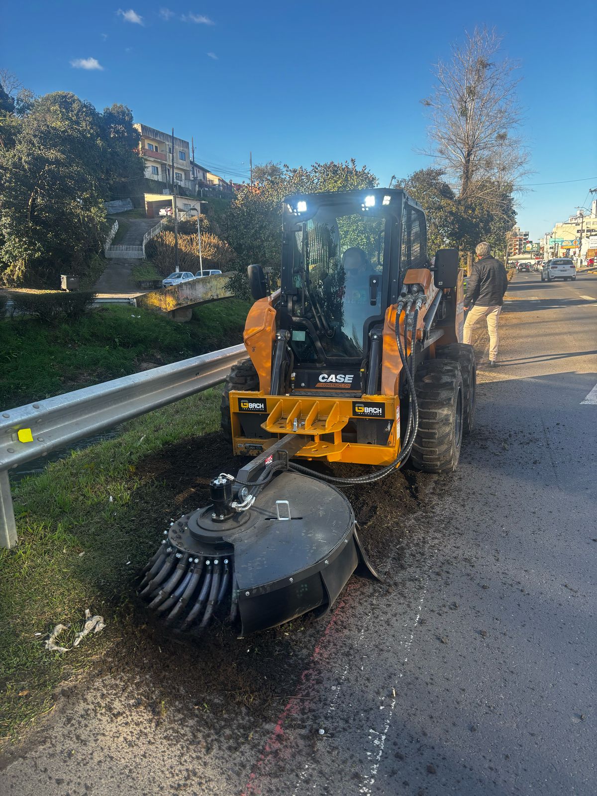 Prefeitura de Lages Prefeitura de Lages mantém força-tarefa de limpeza na avenida Belisário Ramos e avança nos bairros