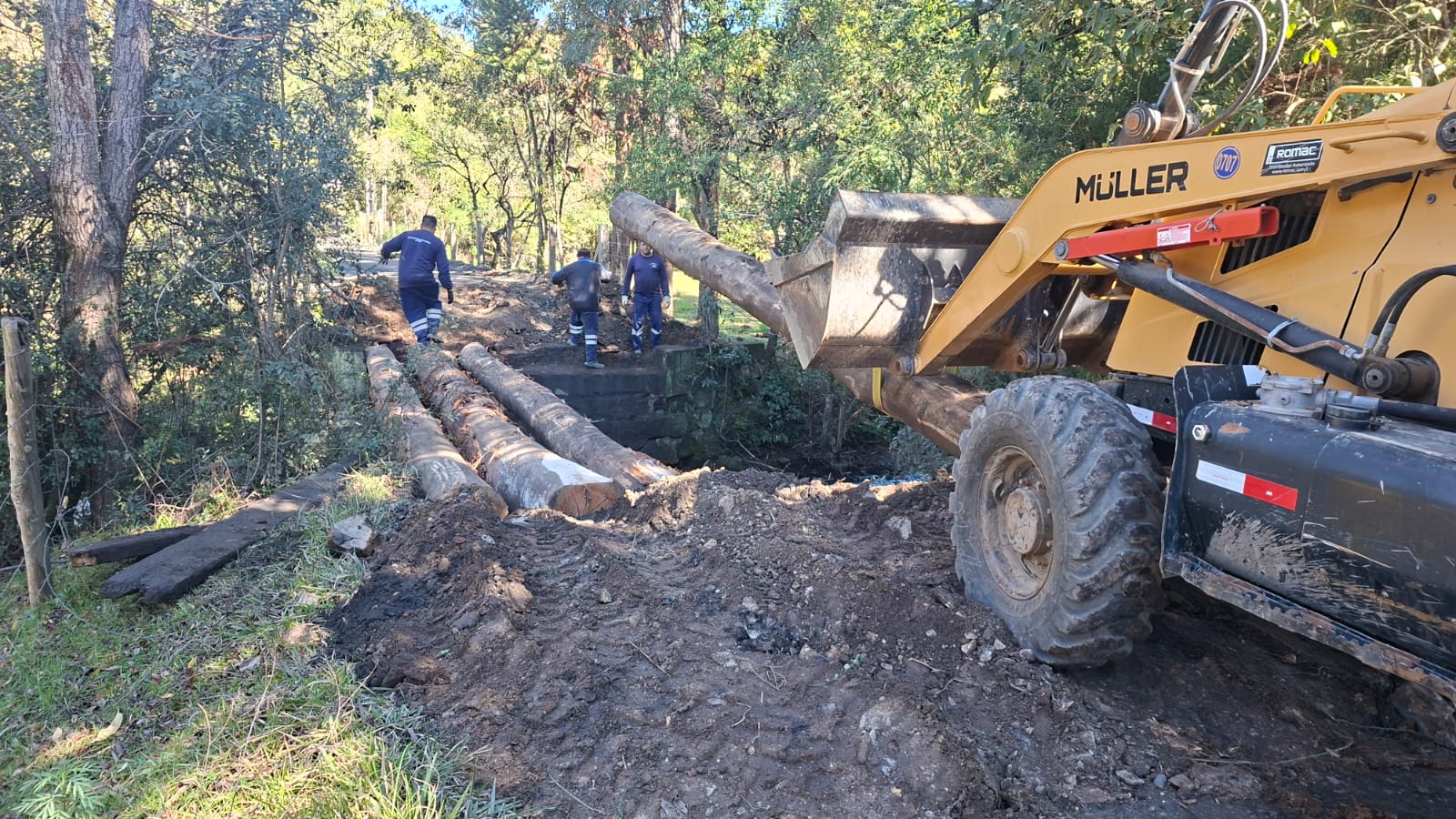 Prefeitura de Lages Prefeitura reconstrói ponte de madeira na estrada de Lambedor
