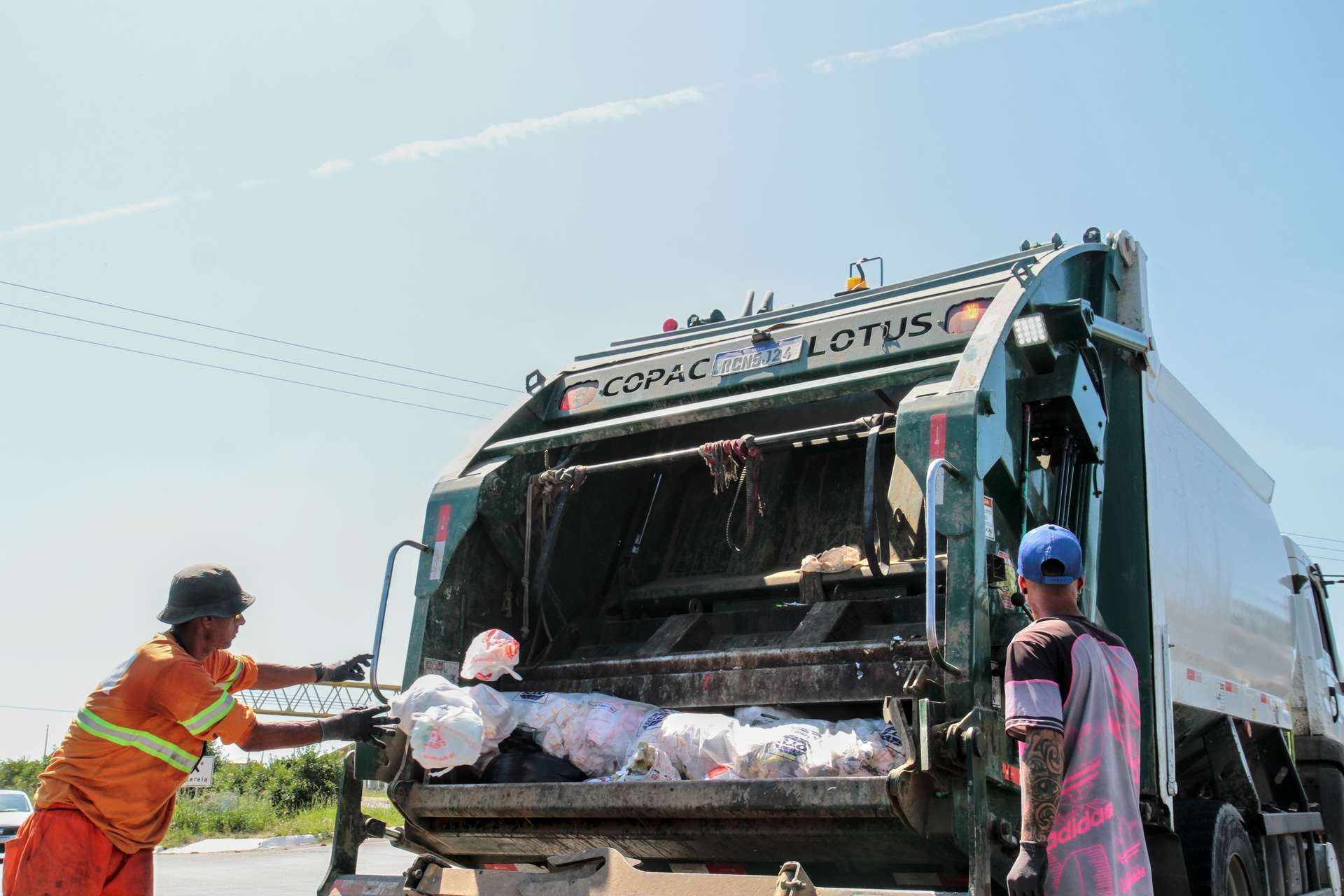 Prefeitura de Lages Descarte correto do lixo evita acidentes com coletores e contribui para uma cidade mais limpa