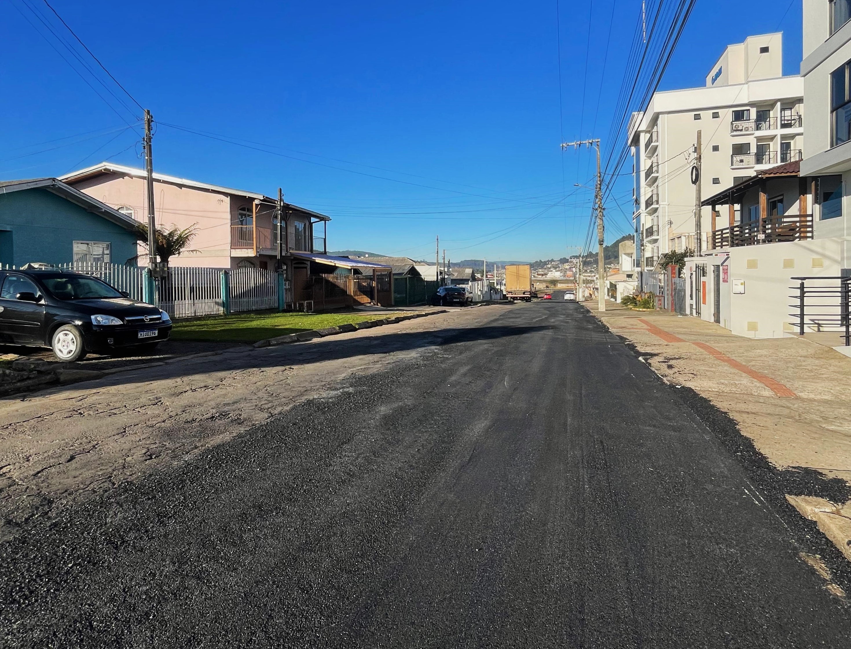 Prefeitura de Lages Secretaria de Obras e Infraestrutura inicia revitalização do pavimento asfáltico no Universitário