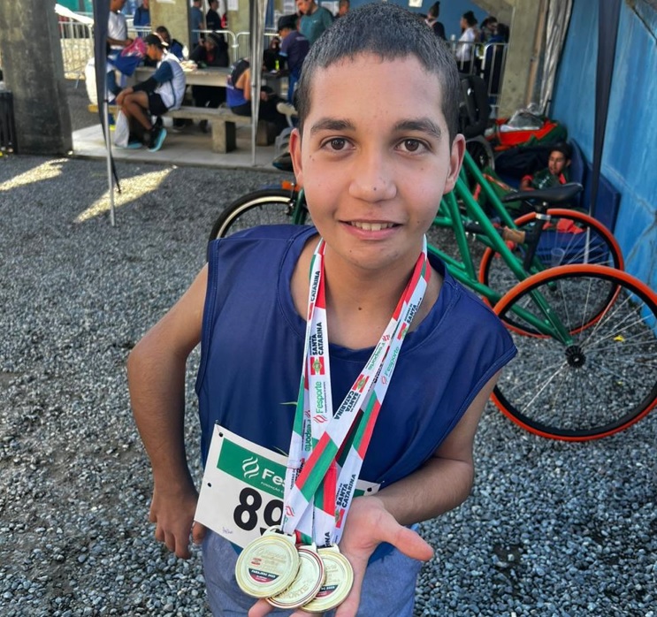 Prefeitura de Lages Orgulho Lageano ❤️ - Artur tem 15 anos, já coleciona ouros em sua carreira de apenas um ano e vai estrear nos Jogos Abertos Paradesportivos na sua terra natal Lages em 2025