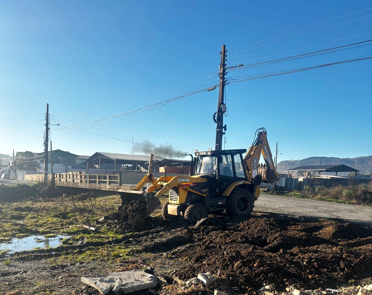 Prefeitura de Lages Prefeitura executa limpeza e manutenção urbana nas avenidas Ponte Grande e em outros pontos da cidade