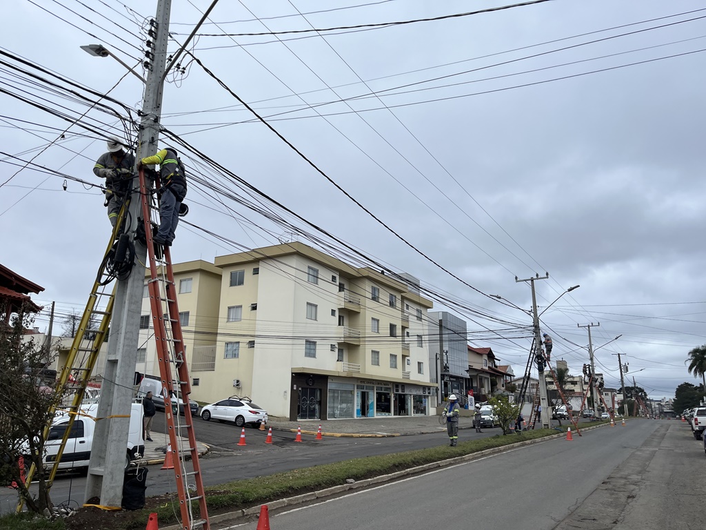 Prefeitura de Lages Celesc realiza força-tarefa para remoção de cabos inutilizados com apoio da Prefeitura de Lages