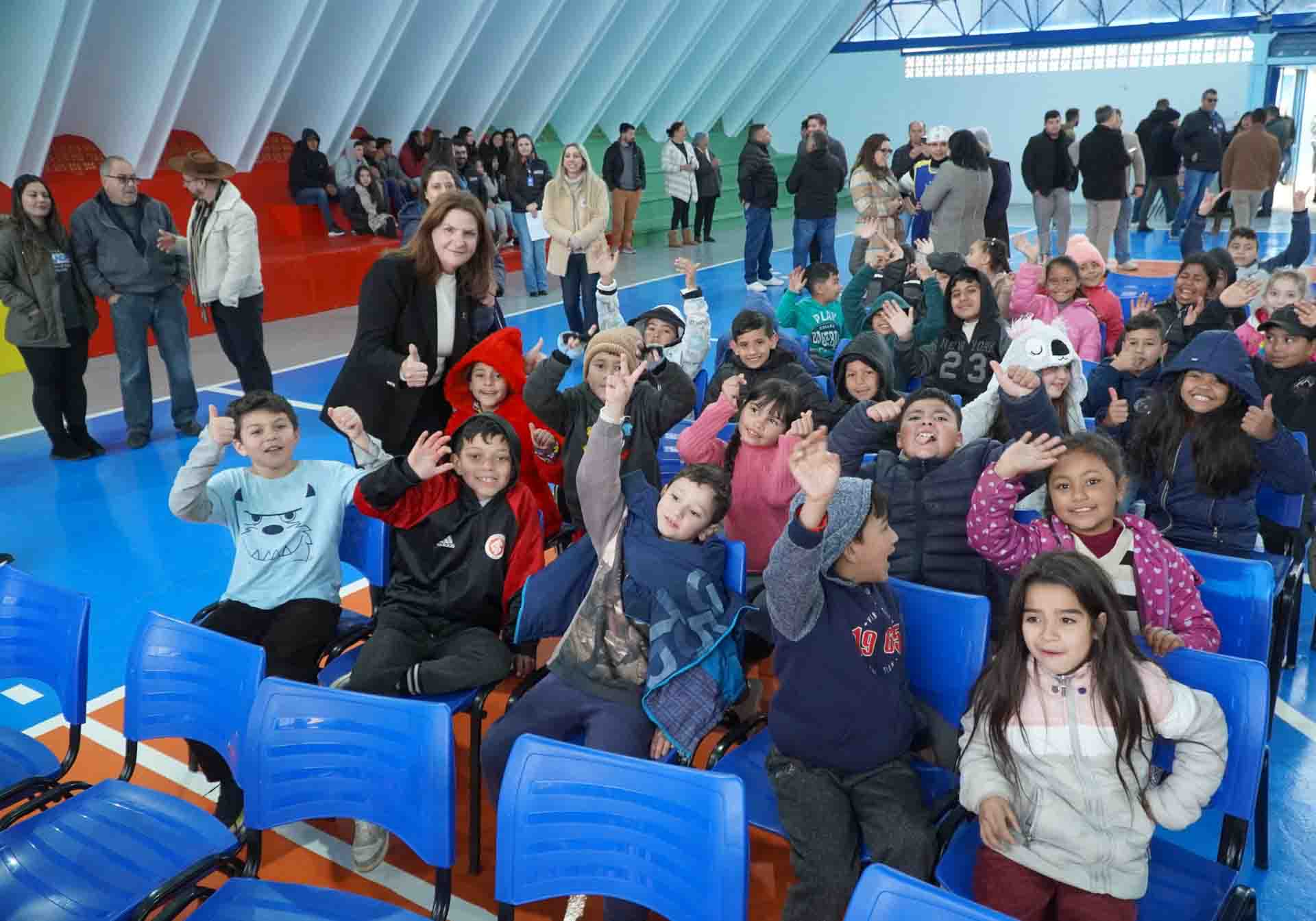 Prefeitura de Lages No Dia do Estudante, Secretaria da Educação entrega reforma do ginásio da Emeb Nossa Senhora dos Prazeres