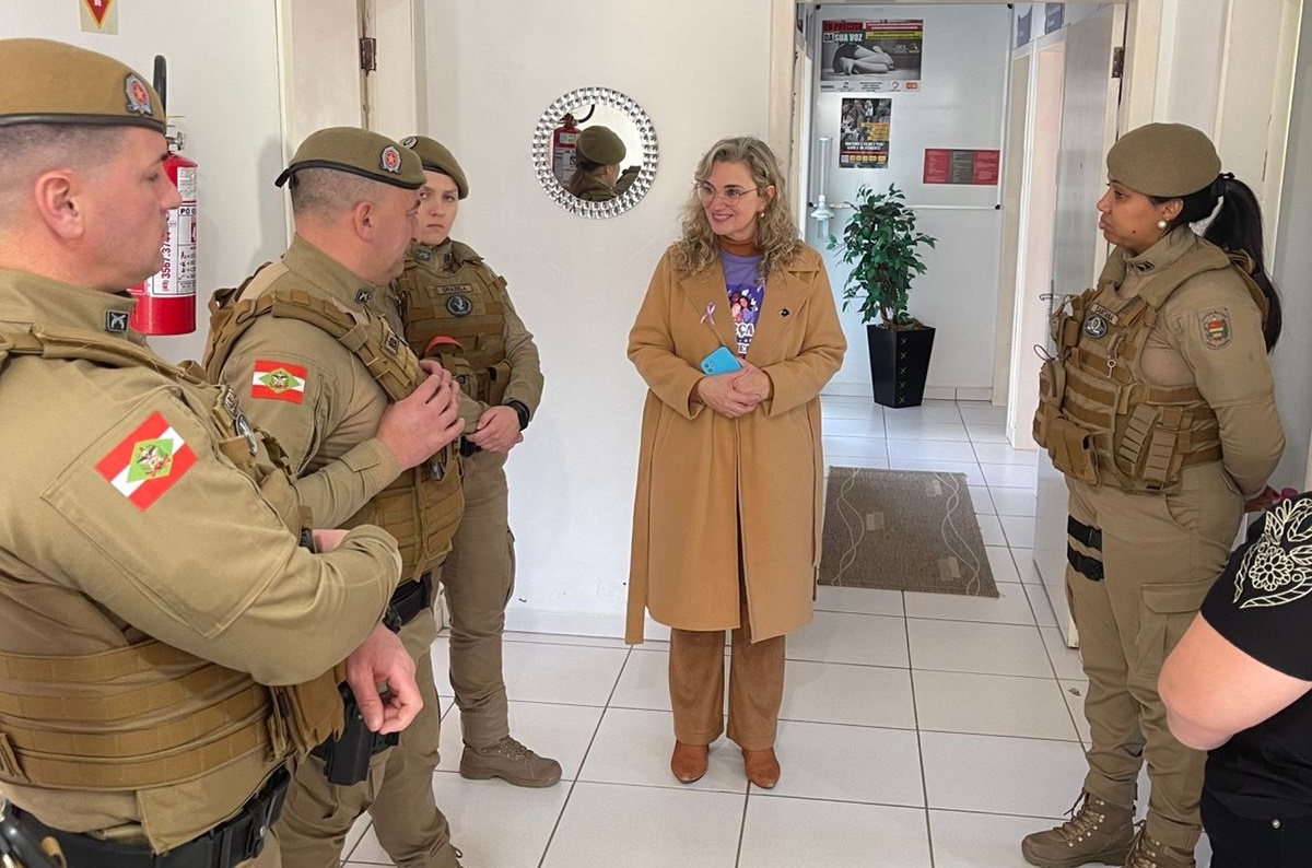 Prefeitura de Lages Agosto Lilás: Lages compartilha modelo pioneiro de combate à violência contra a mulher com municípios do Oeste