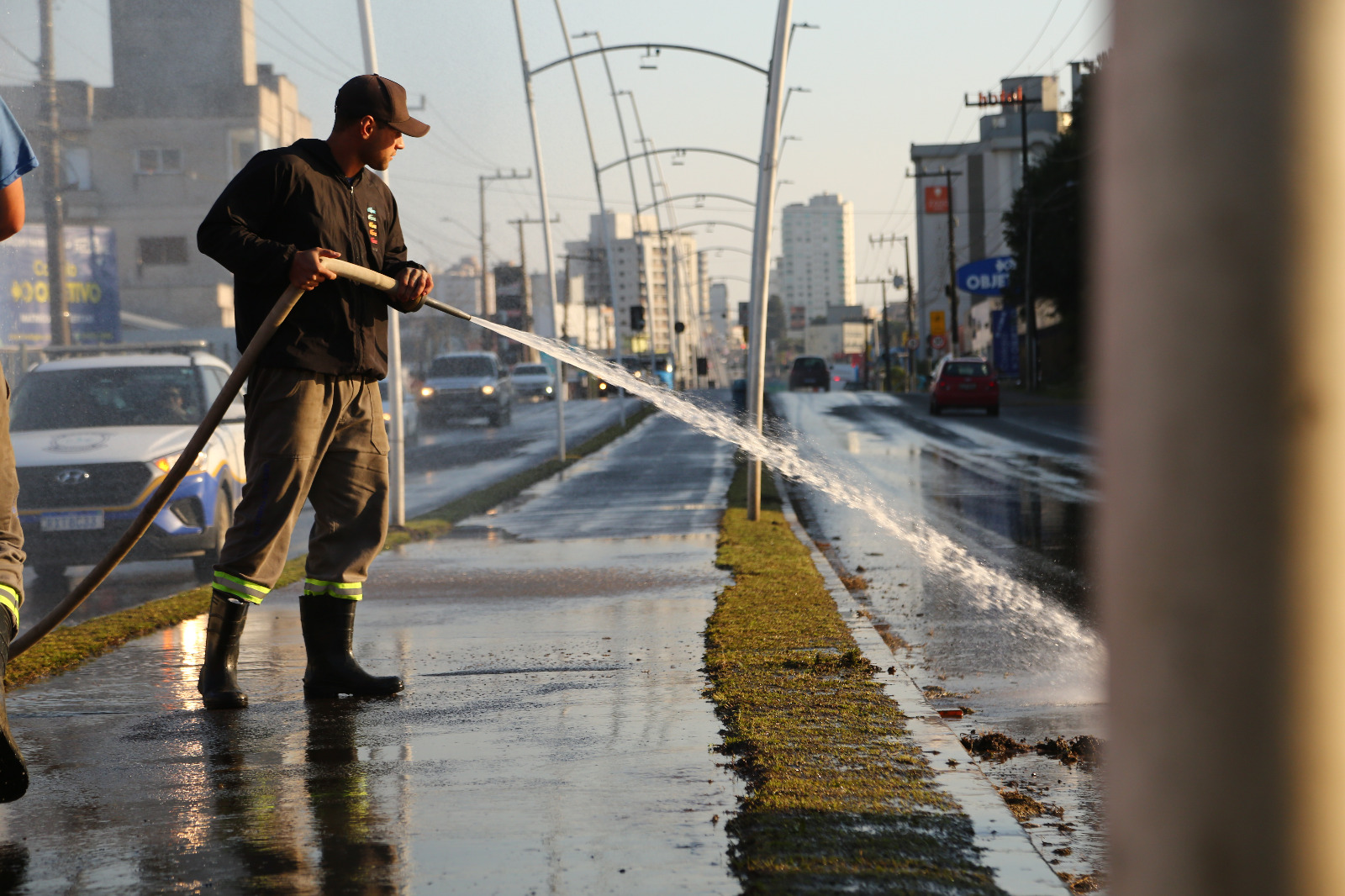 Prefeitura de Lages Limpeza intensiva prepara Avenida Duque de Caxias para o desfile de 7 de Setembro