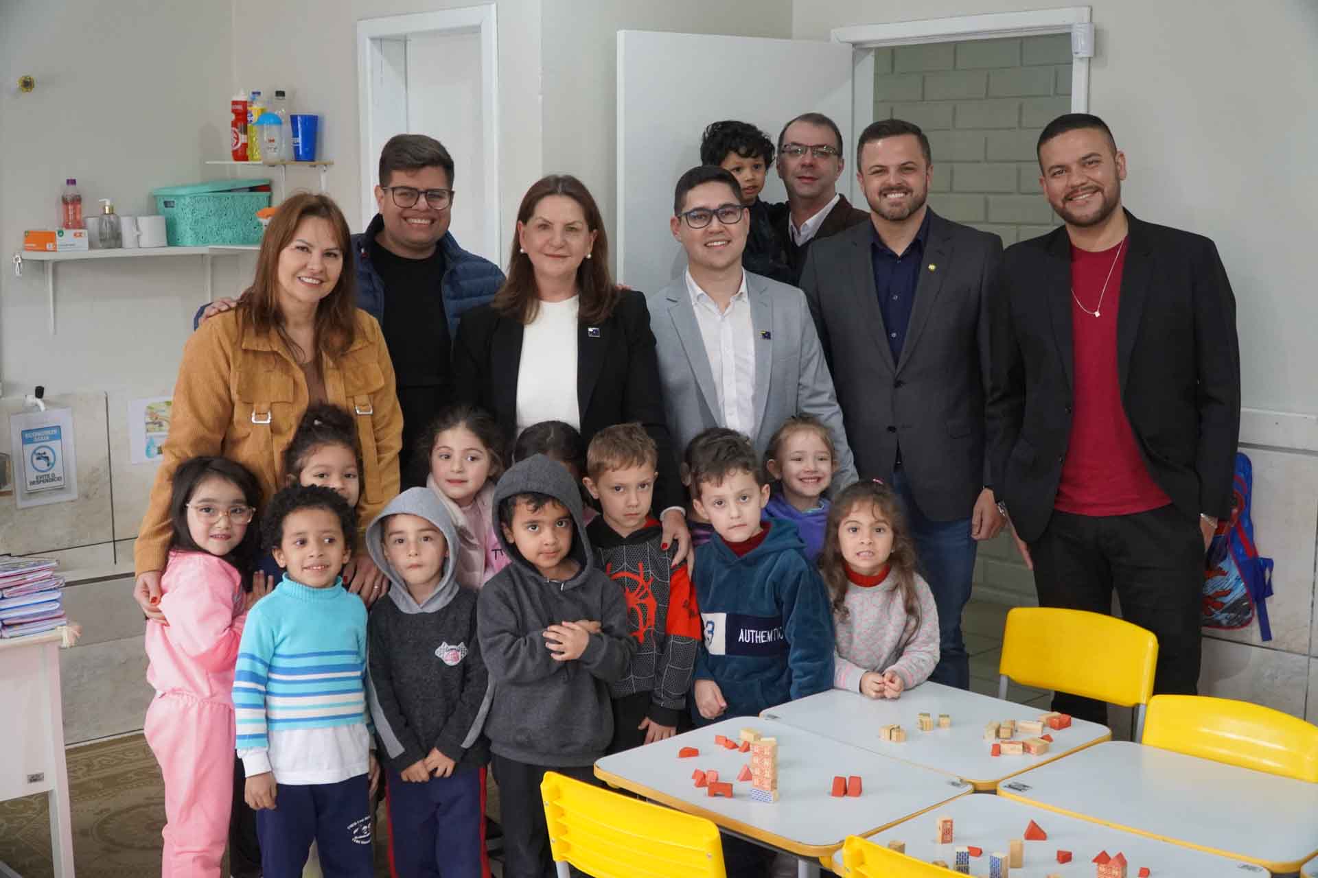 Prefeitura de Lages Prefeitura de Lages realiza ato de entrega simbólica de 100 lousas de vidro às unidades do Sistema Municipal de Educação