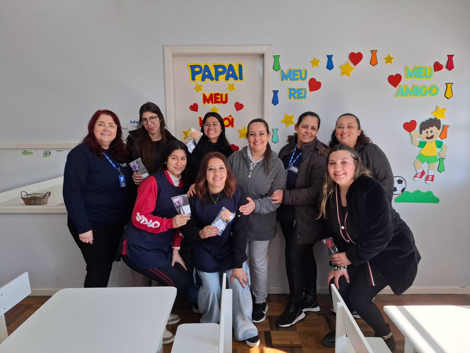 Prefeitura de Lages No Dia do Estagiário, auxiliares de sala dos Ceims recebem lembrança da Secretaria da Educação