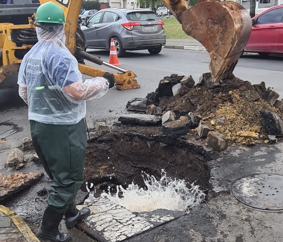 Prefeitura de Lages Equipes da Prefeitura de Lages atuam em conjunto em casos de erosão no perímetro urbano