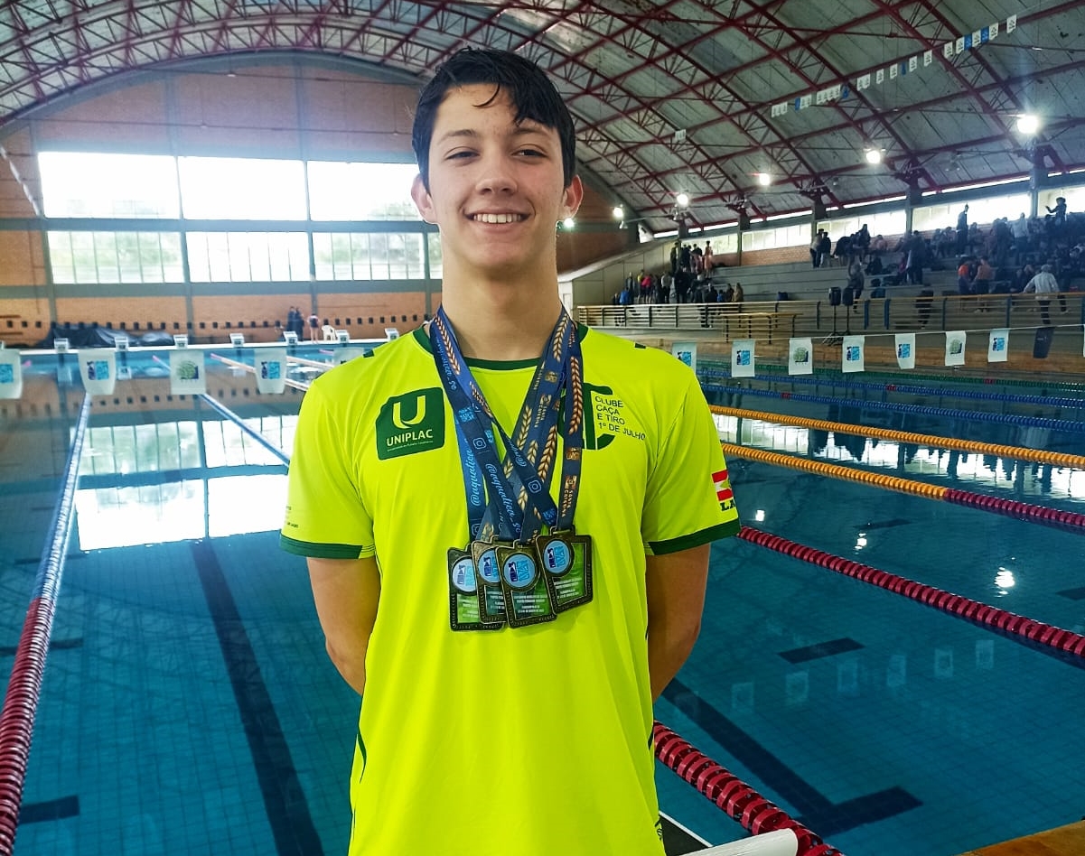 Prefeitura de Lages Gabriel Nerbass conquista três ouros e uma prata no Estadual Absoluto de Natação em Florianópolis
