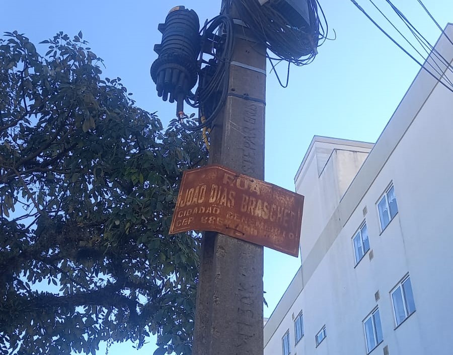 Prefeitura de Lages Secretaria de Obras e Infraestrutura já ajudou a substituir mais de 100 placas de identificação na cidade