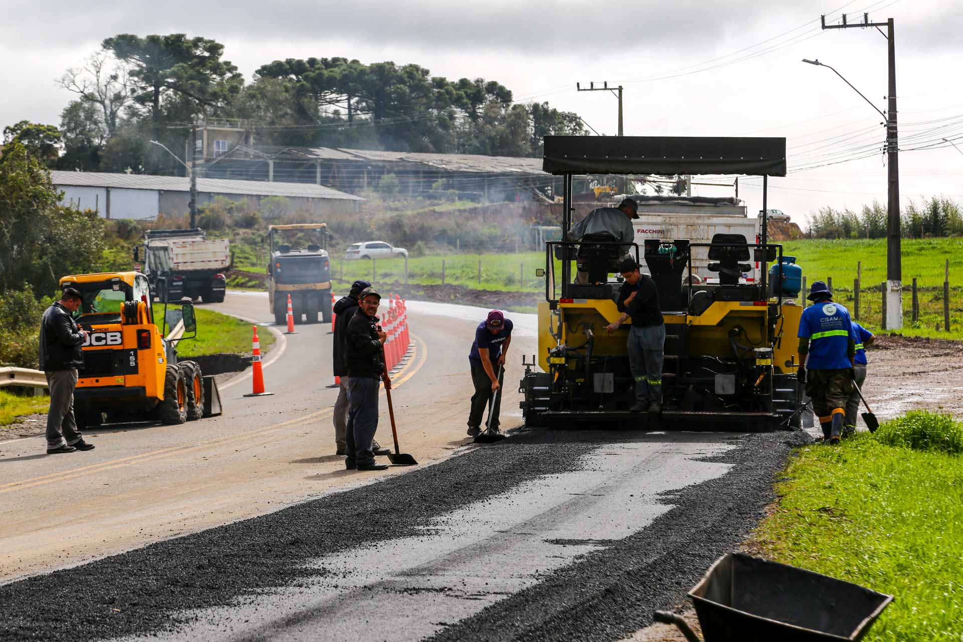 Prefeitura de Lages Prefeitura de Lages executa serviços em trecho afetado por deslizamento de terra na Avenida Juscelino Kubitschek de Oliveira