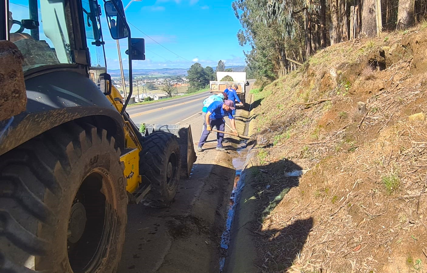Prefeitura de Lages Após chuvas, avenida Santa Catarina passa por manutenção e limpeza