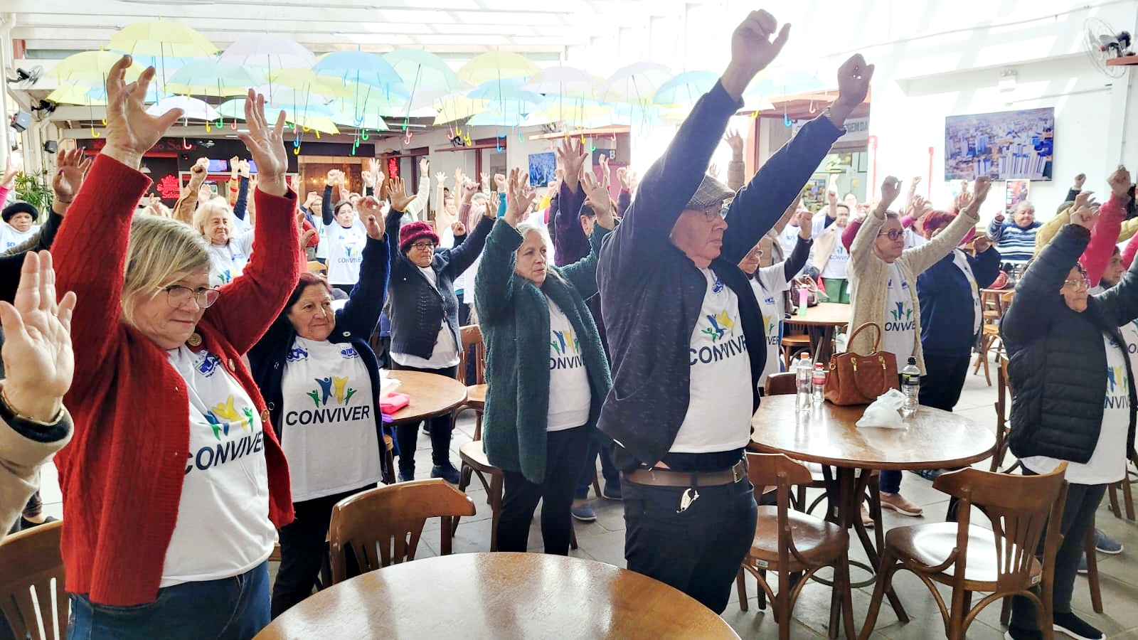 Prefeitura de Lages Aulão Conviver: idosos do Serviço de Convivência e Fortalecimento de Vínculos dos CRAS ganharam camisetas personalizadas para prática de atividades físicas