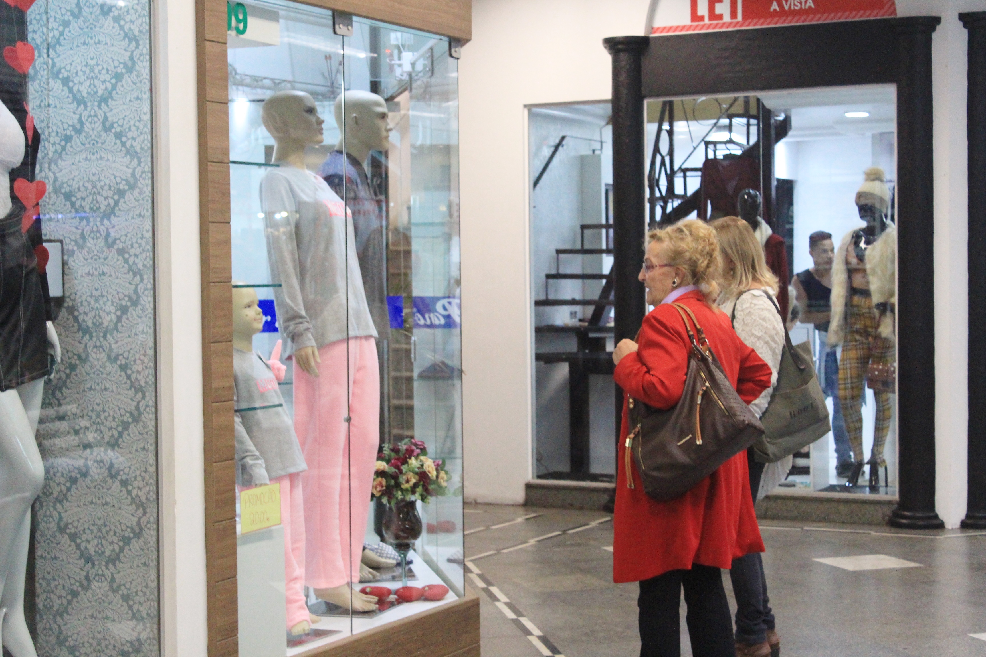 Prefeitura de Lages Procon de Lages orienta lojistas sobre a regularização de vitrines no comércio local