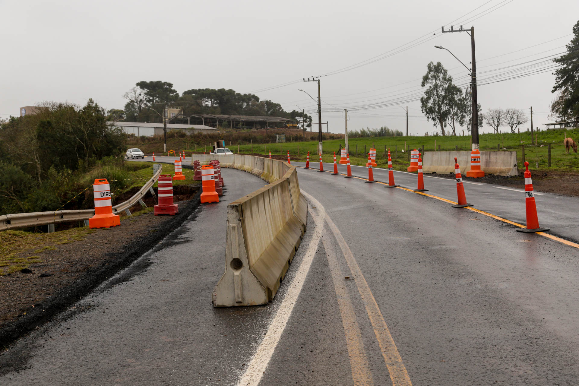 Prefeitura de Lages Prefeitura instala barreiras New Jersey na Avenida Juscelino Kubitschek de Oliveira para maior segurança no tráfego