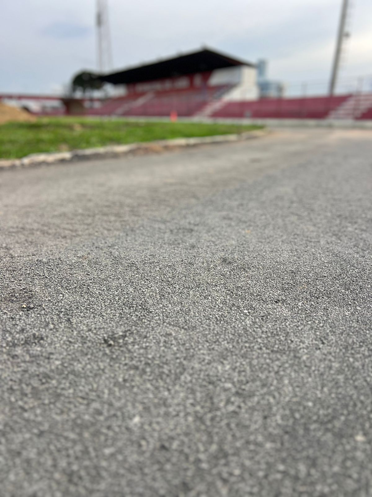 Prefeitura de Lages Pista de atletismo do Estádio Vidal Ramos Júnior está sendo revitalizada