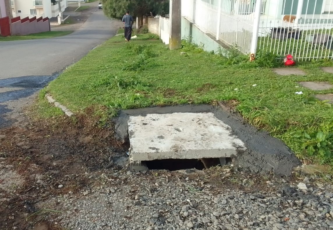 Prefeitura de Lages Bola de futebol e chave de automóvel: Secretaria de Obras e Infraestrutura retira objetos de redes de drenagem