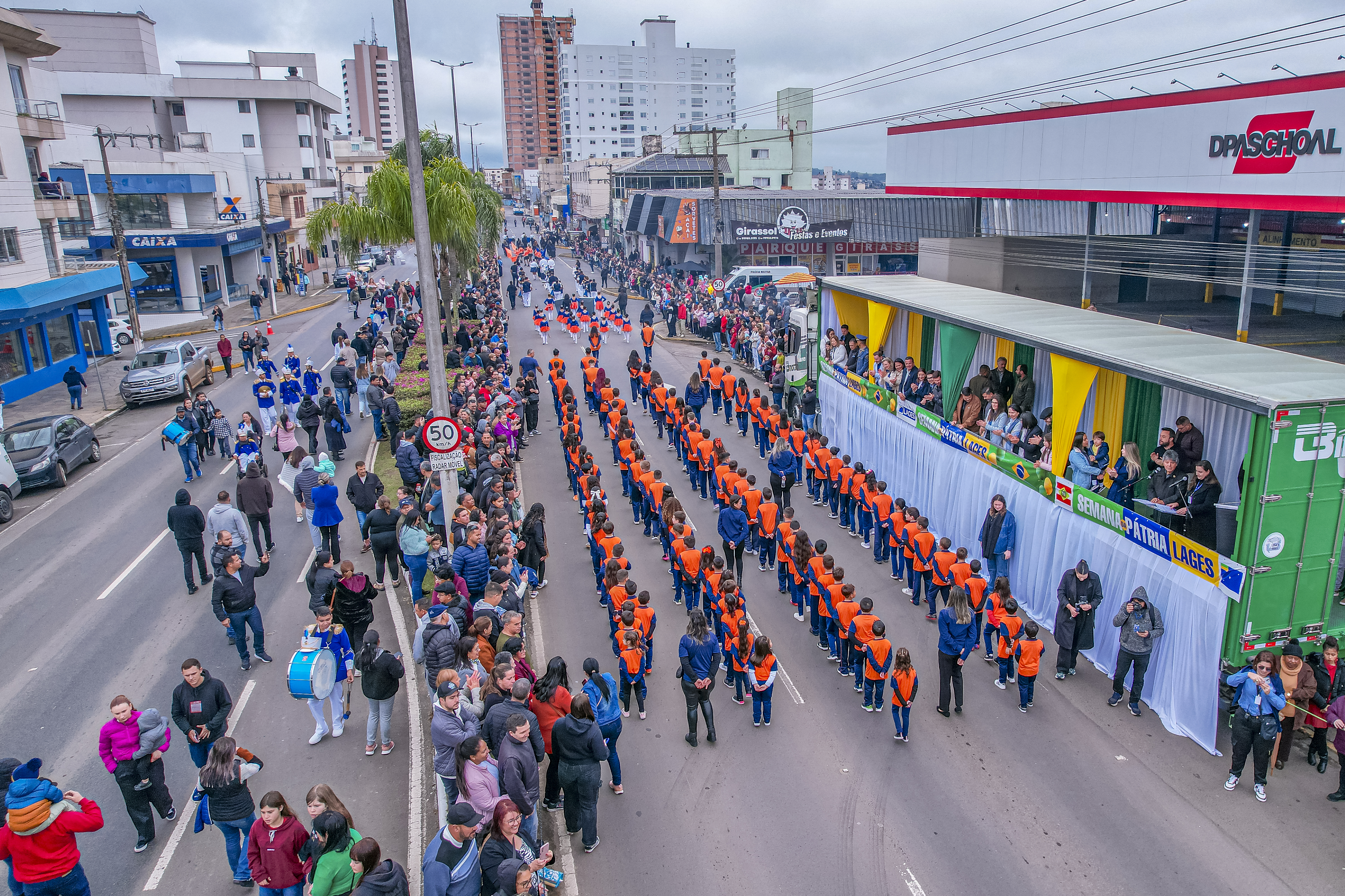 Prefeitura de Lages Crianças, estudantes e professores participam do Desfile Cívico na avenida Luiz de Camões
