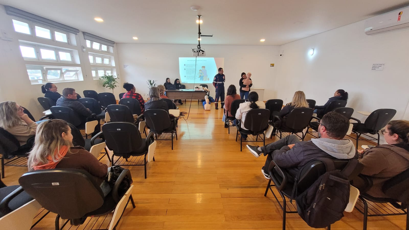 Prefeitura de Lages Prefeitura de Lages realizou em parceria com o SAMU a capacitação em primeiros socorros para servidores da Assistência Social e da FME