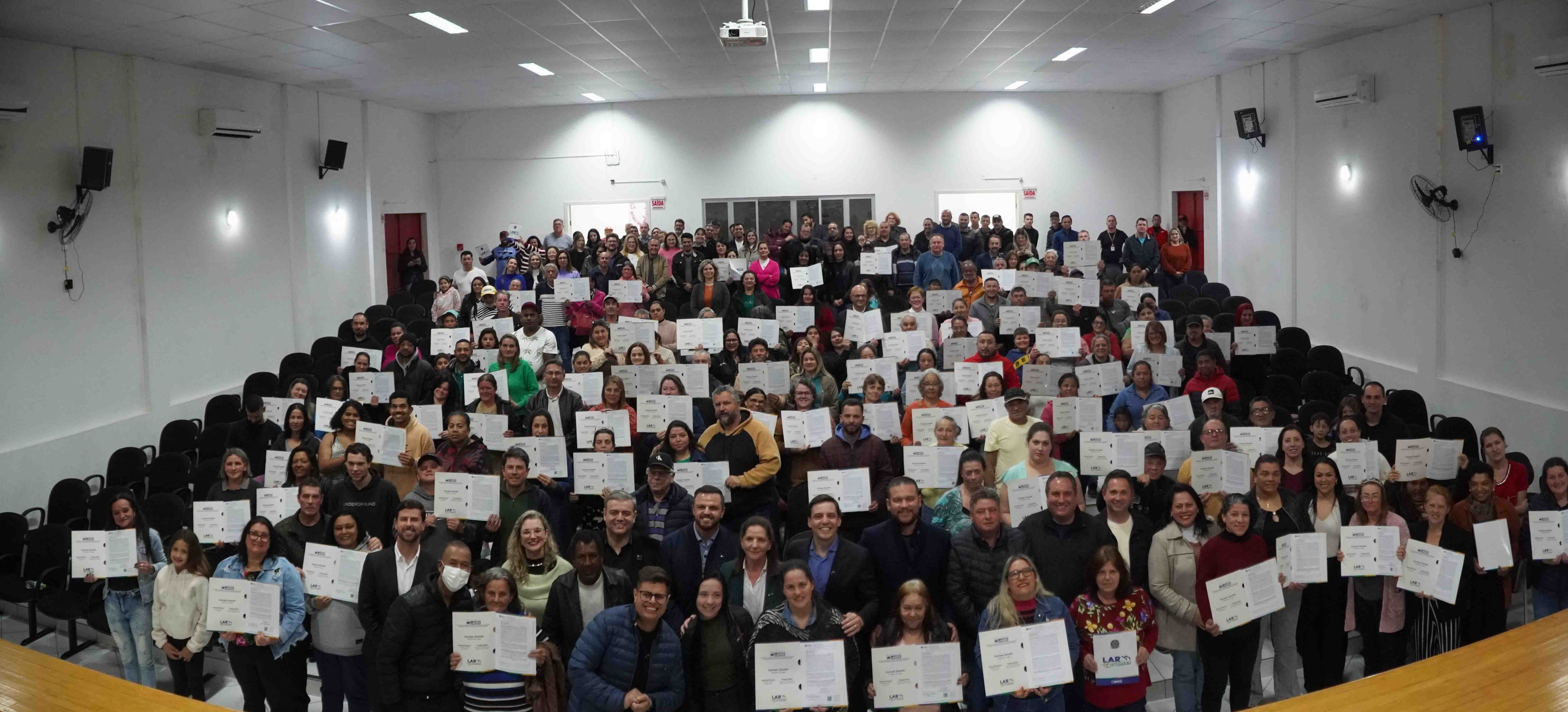 Prefeitura de Lages Prefeitura de Lages entrega 131 escrituras aos moradores do loteamento Lourival Bet pelo “Lar + Escrituras”