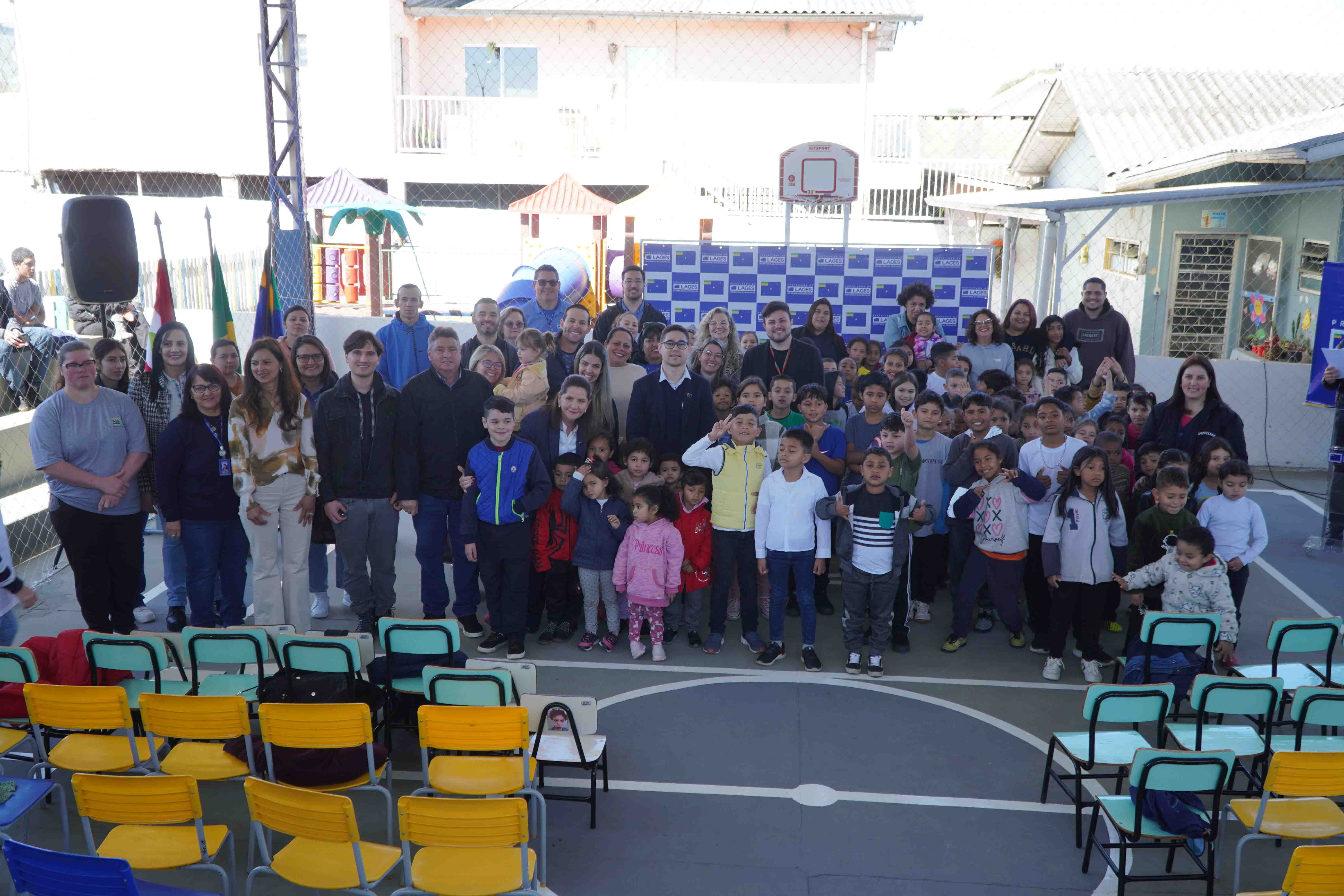 Prefeitura de Lages Comunidade Escolar da Emeb Saul de Athayde recebe nova quadra esportiva