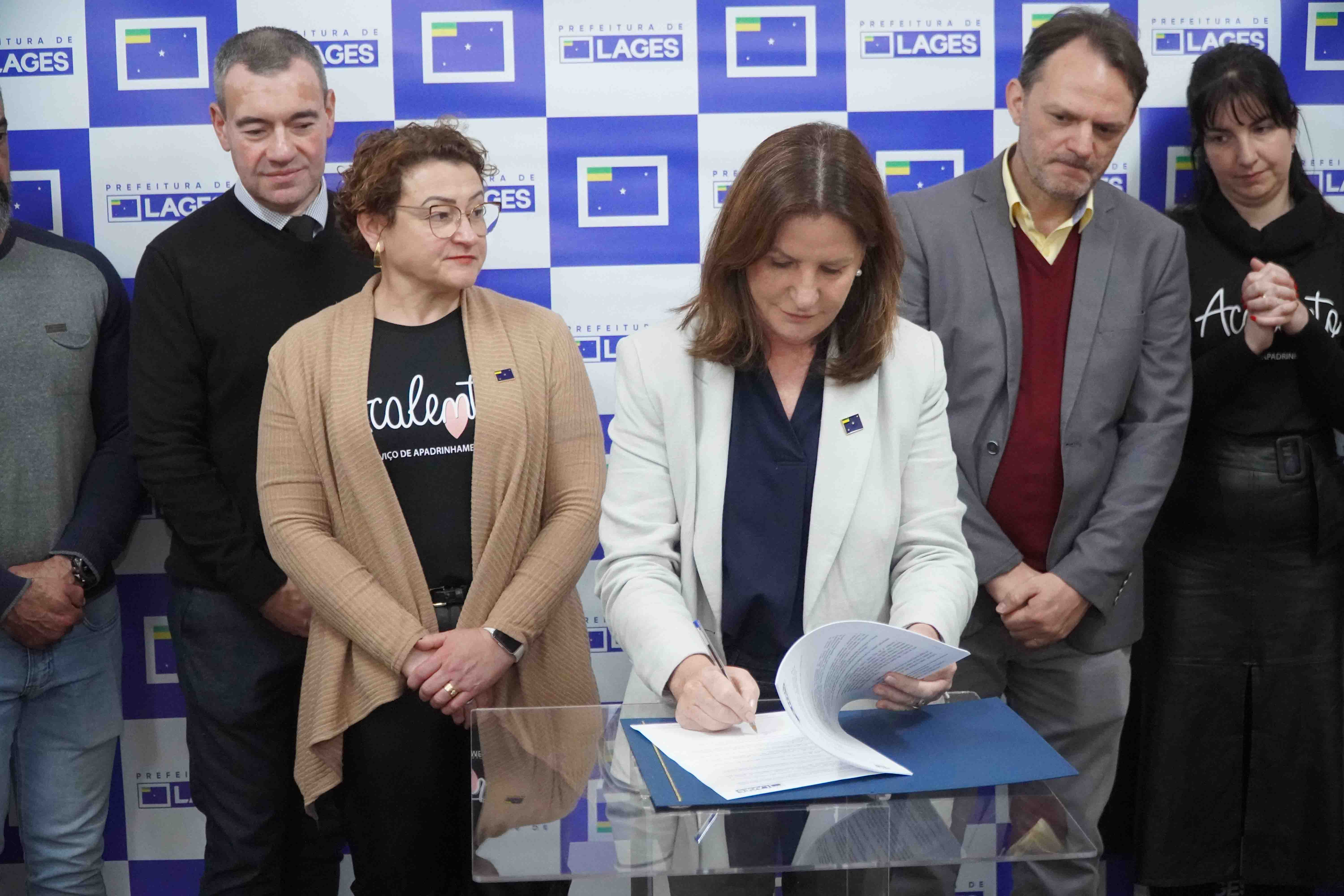 Prefeitura de Lages Prefeitura de Lages sanciona lei que institui o serviço de apadrinhamento Acalento