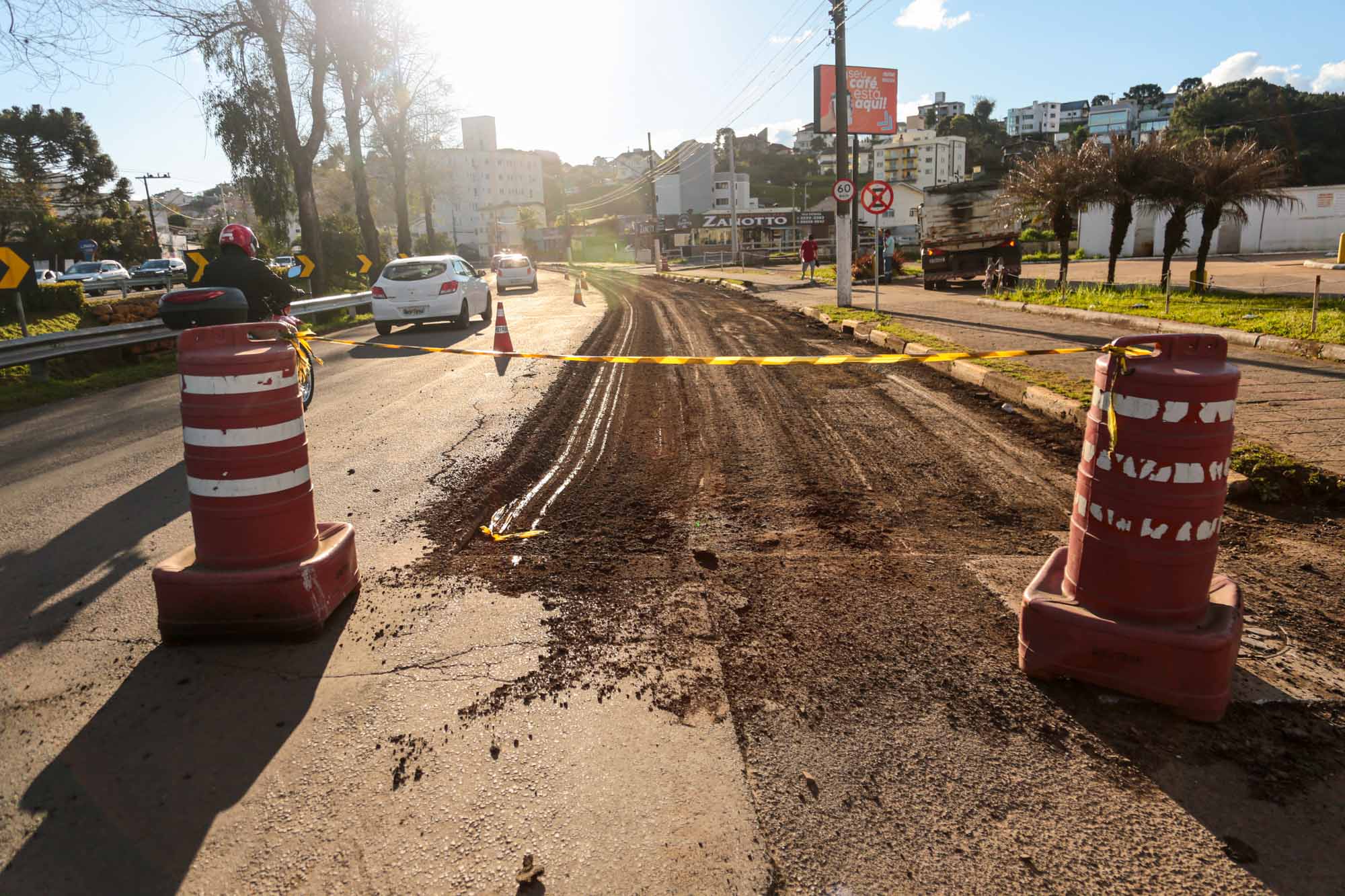 Prefeitura de Lages Obras na Avenida Carahá: inicia terceira etapa da recuperação asfáltica