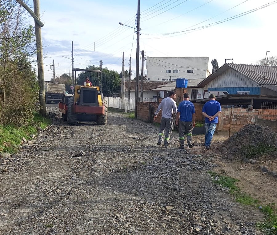 Prefeitura de Lages Força-tarefa da Secretaria de Obras e Infraestrutura conclui revestimento primário em todos os 72 bairros de Lages e inicia segunda rodada