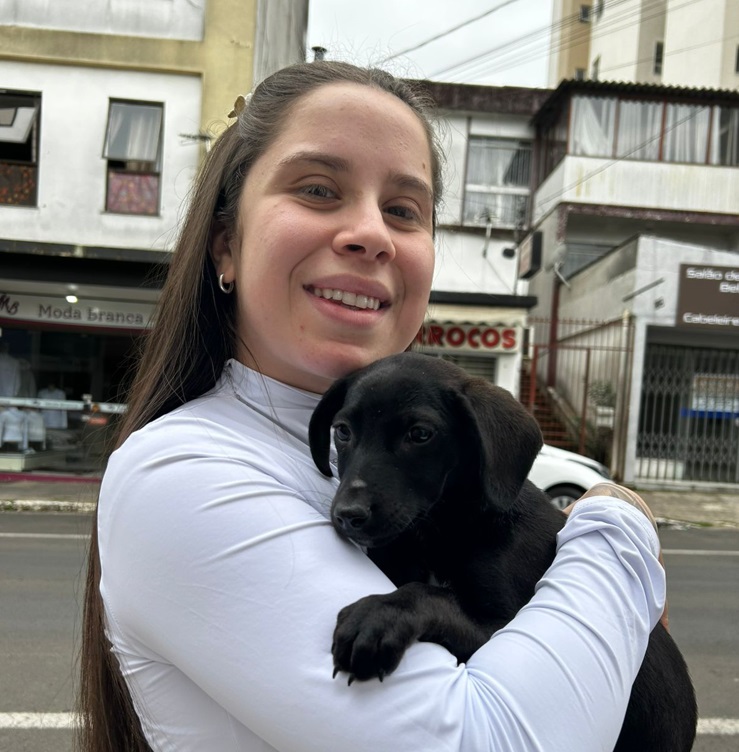 Prefeitura de Lages Quem faz um dia feliz somos nós! Vamos começar a semana com essa fofurinha - Conheça Maya, a encantadora cachorrinha com deficiência física adotada por Stephanie, em encontro de amor à primeira vista 