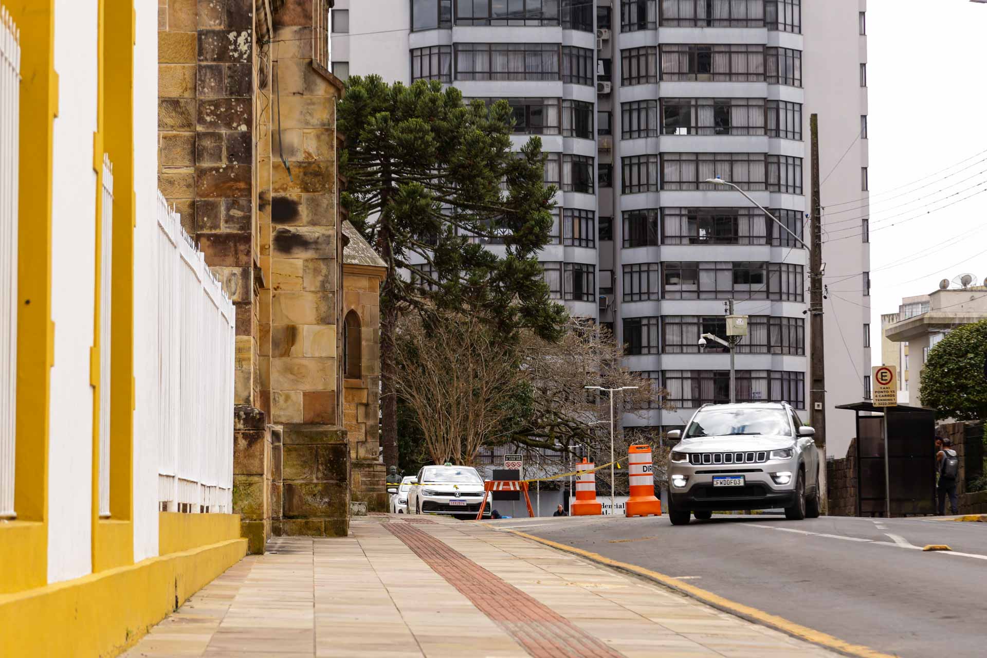 Prefeitura de Lages Prefeitura retira tapumes da rua Frei Gabriel e viabiliza volta do trânsito de veículos e circulação de pedestres à normalidade ao lado da Catedral Diocesana