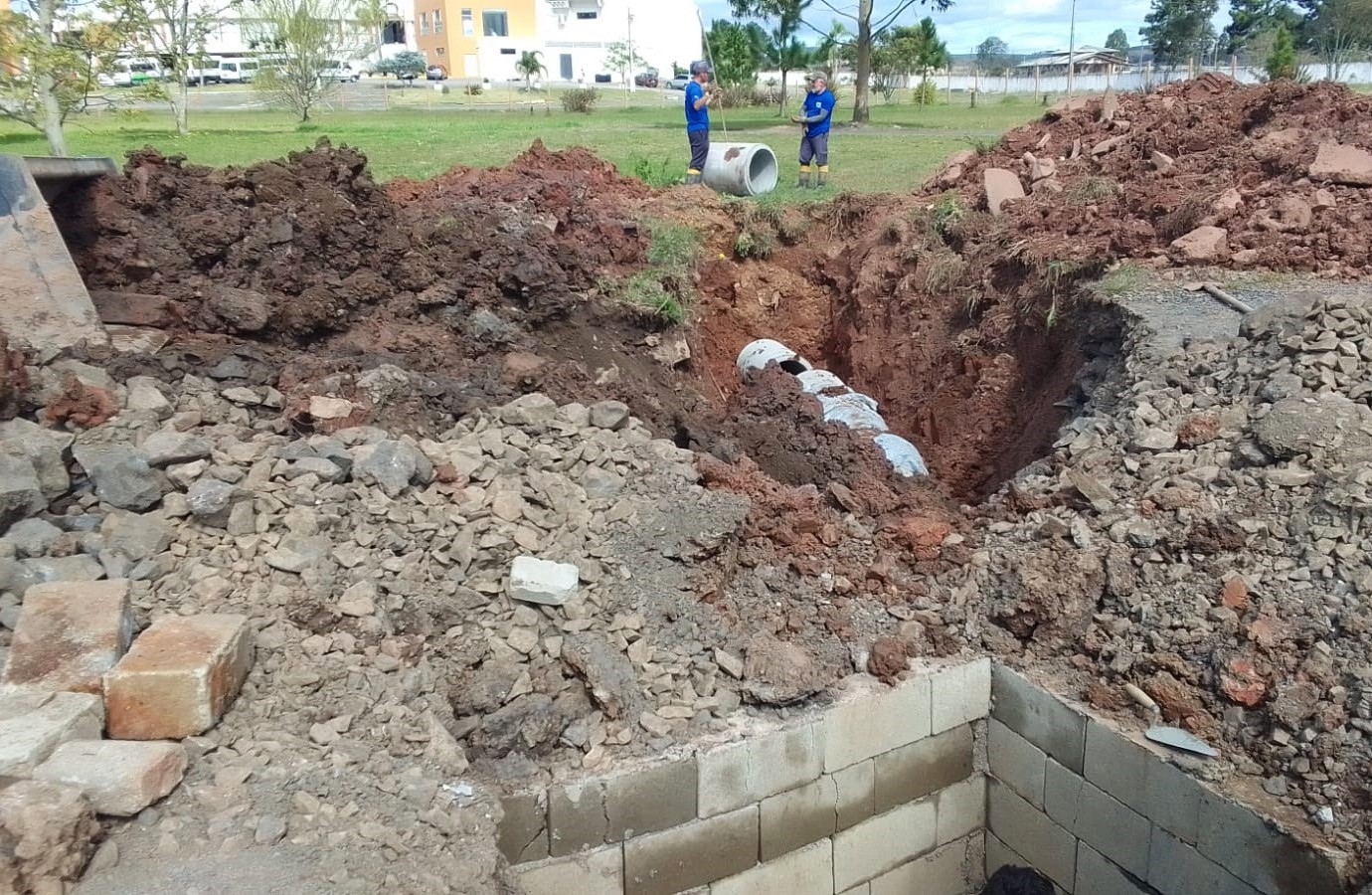 Prefeitura de Lages Prefeitura amplia redes de drenagem nos bairros Araucária e Universitário