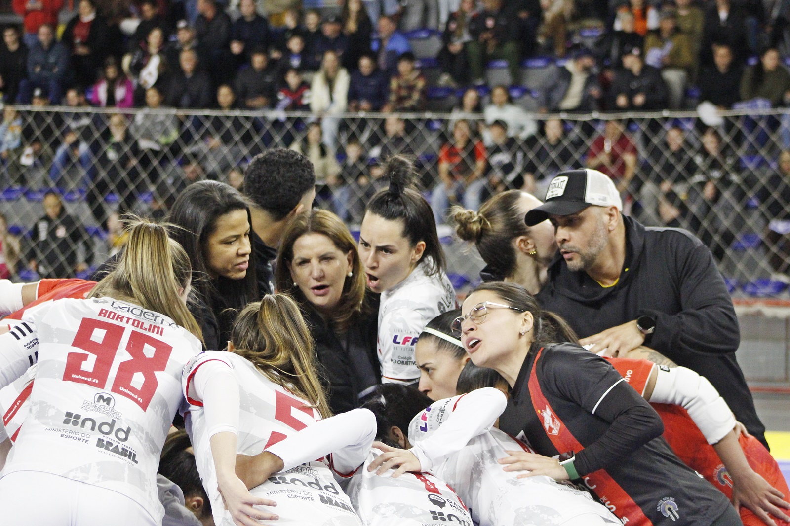 Prefeitura de Lages Taboão Magnus surpreende Leoas da Serra e abre vantagem na final da Copa do Brasil de Futsal Feminino